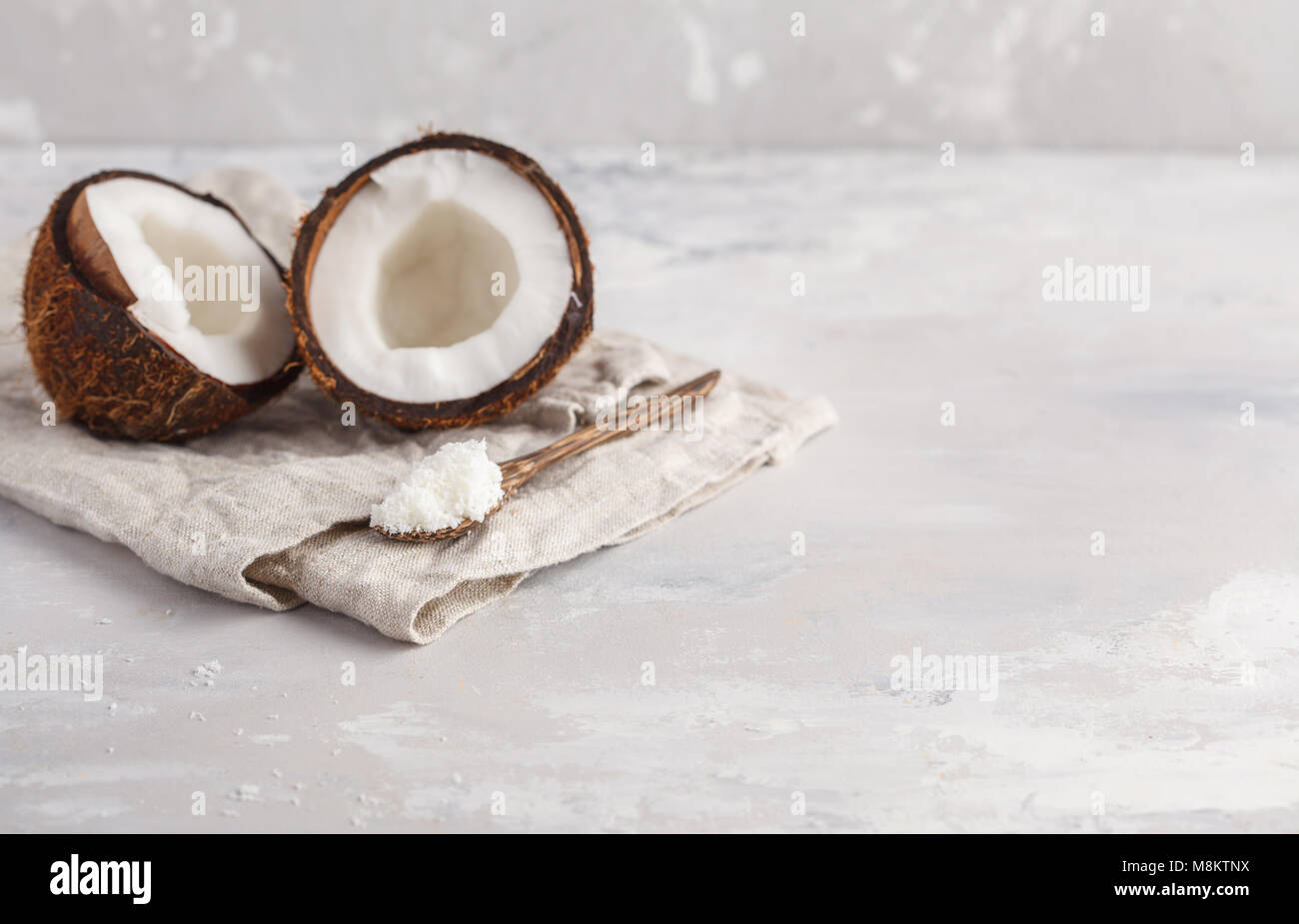 Une noix de coco ouverte avec des copeaux de noix de coco dans une — free download