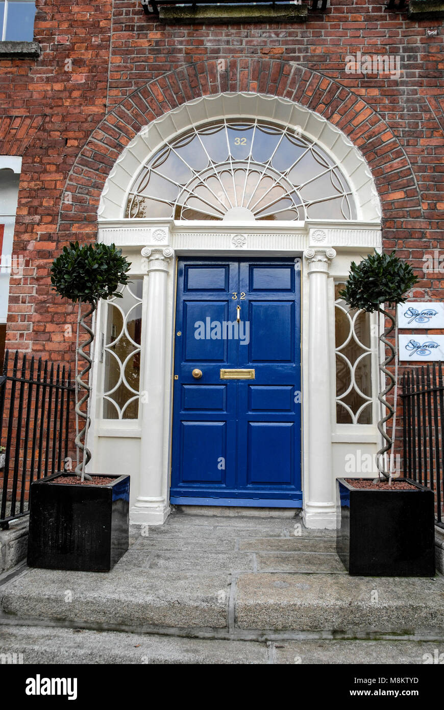 Les portes avant d'une rangée de maisons géorgiennes à Dublin en Irlande du Sud Banque D'Images