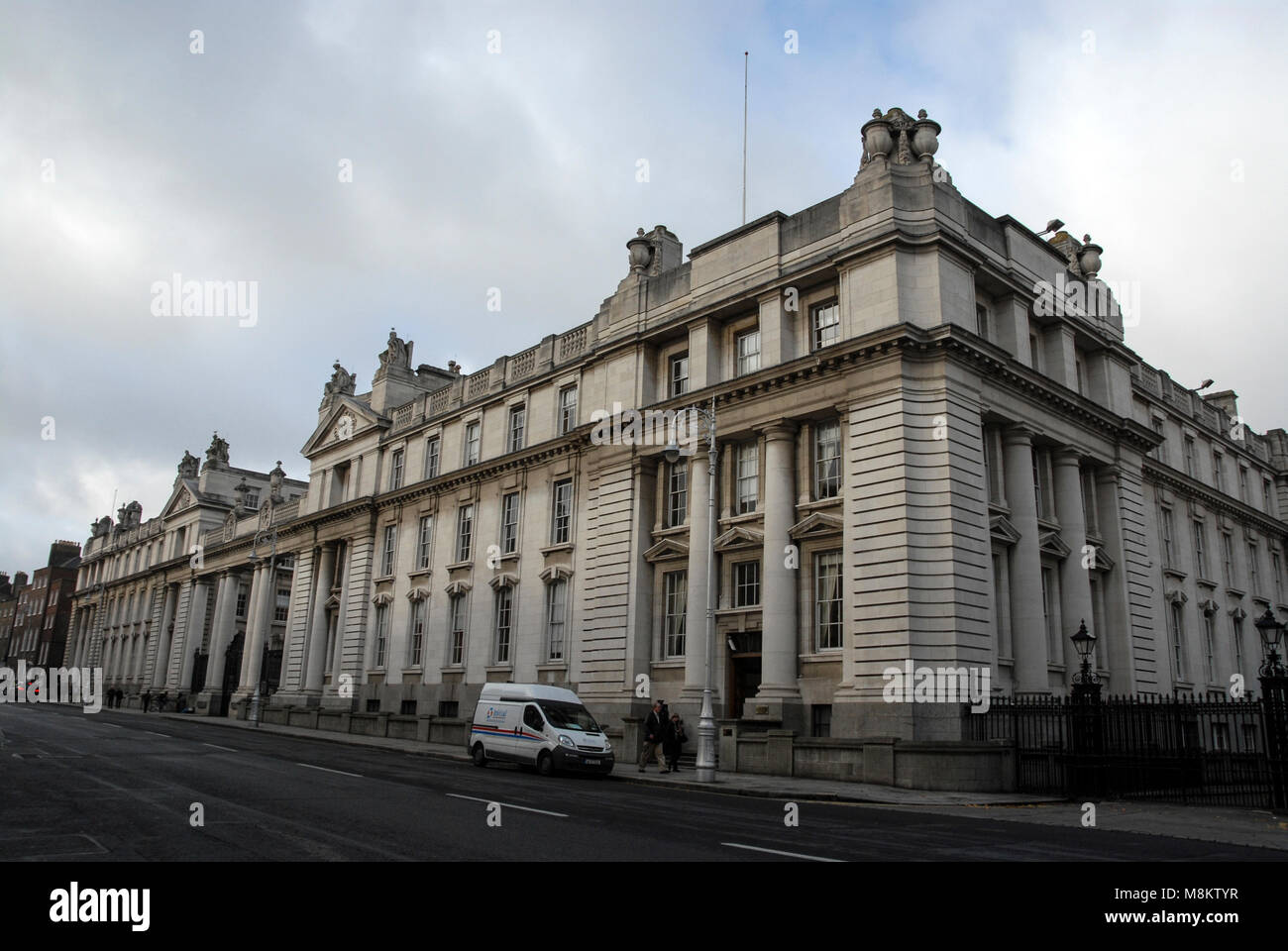 Divers ministères sont situés dans ce bâtiment à côté Lenister House, (le Parlement irlandais), Dublin Banque D'Images