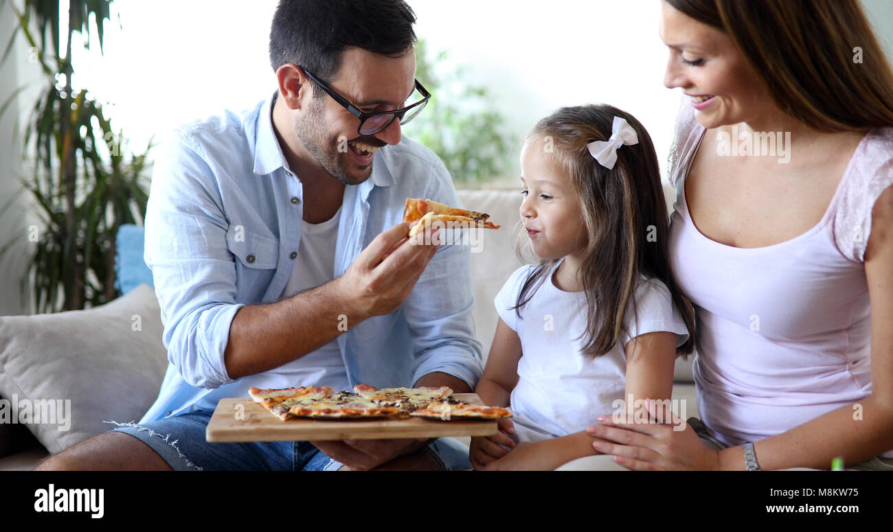 Happy Family pizza partage ensemble à la maison Banque D'Images