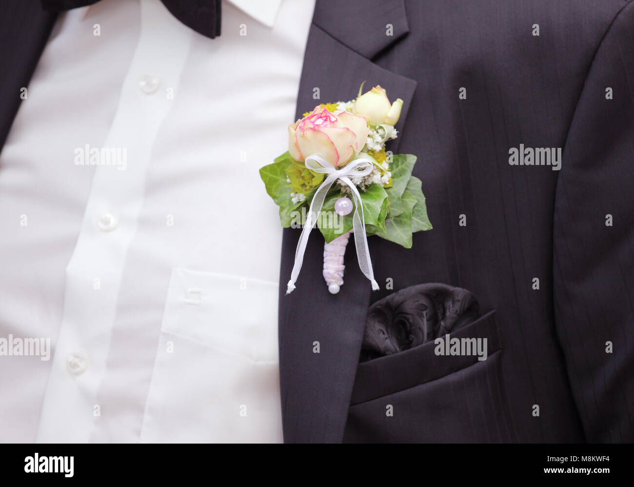 Un homme sur son mariage dans un costume avec une rose branché Banque D'Images