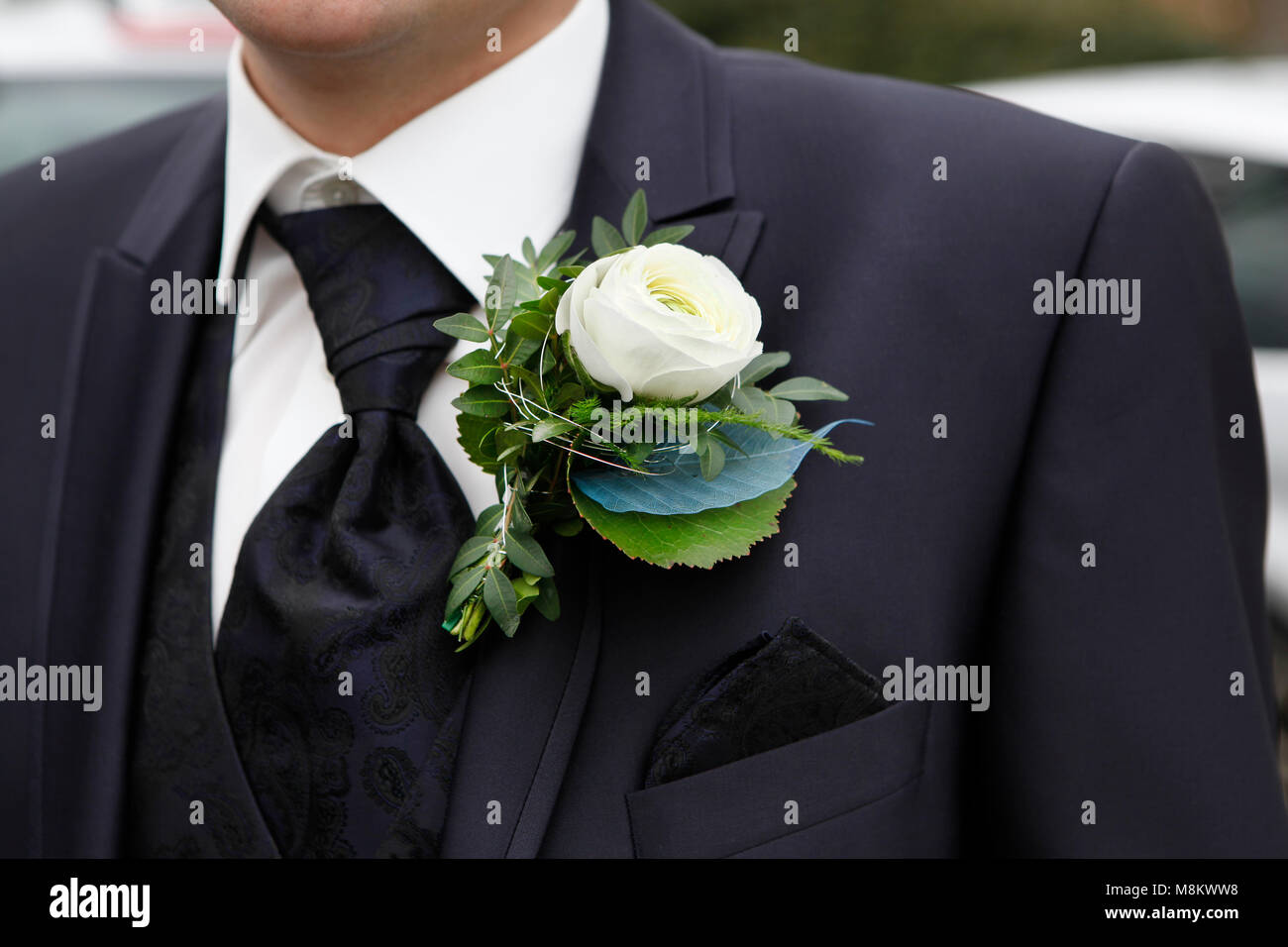 Un homme sur son mariage dans un costume avec un bouquet de mariage Banque D'Images