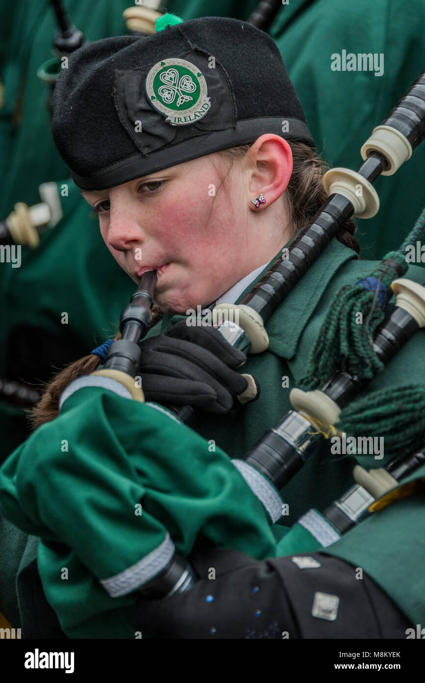 La St Coleman's Pipe Band de Ballindaggin - le London St Patrick's Day Parade de Piccadilly à Trafalgar Square. Crédit : Guy Bell/Alamy Live News Banque D'Images