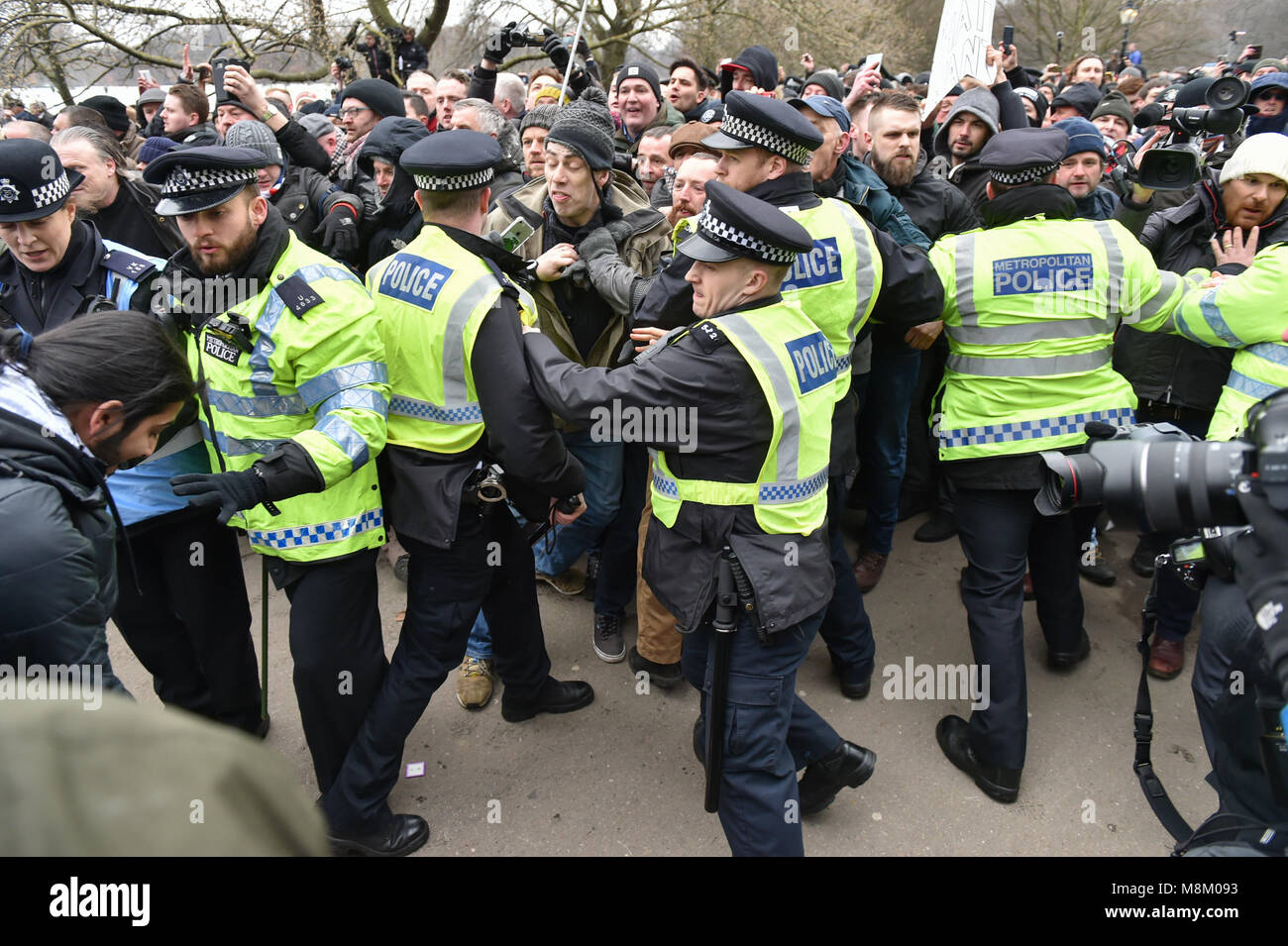 Londres, Royaume-Uni. 18 mars 2018. Stephen Lennon, connu sous le pseudonyme de Tommy Robinson, Haut-parleurs, prononce un discours au coin de Hyde Park. Le groupe Lads Football Alliance (FLA) étaient aussi à l'événement pour montrer leur soutien à Robinson. Crédit : Peter Manning/Alamy Live News Banque D'Images