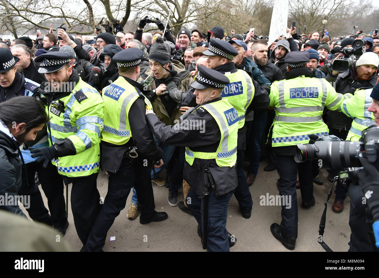 Londres, Royaume-Uni. 18 mars 2018. Stephen Lennon, connu sous le pseudonyme de Tommy Robinson, Haut-parleurs, prononce un discours au coin de Hyde Park. Le groupe Lads Football Alliance (FLA) étaient aussi à l'événement pour montrer leur soutien à Robinson. Crédit : Peter Manning/Alamy Live News Banque D'Images