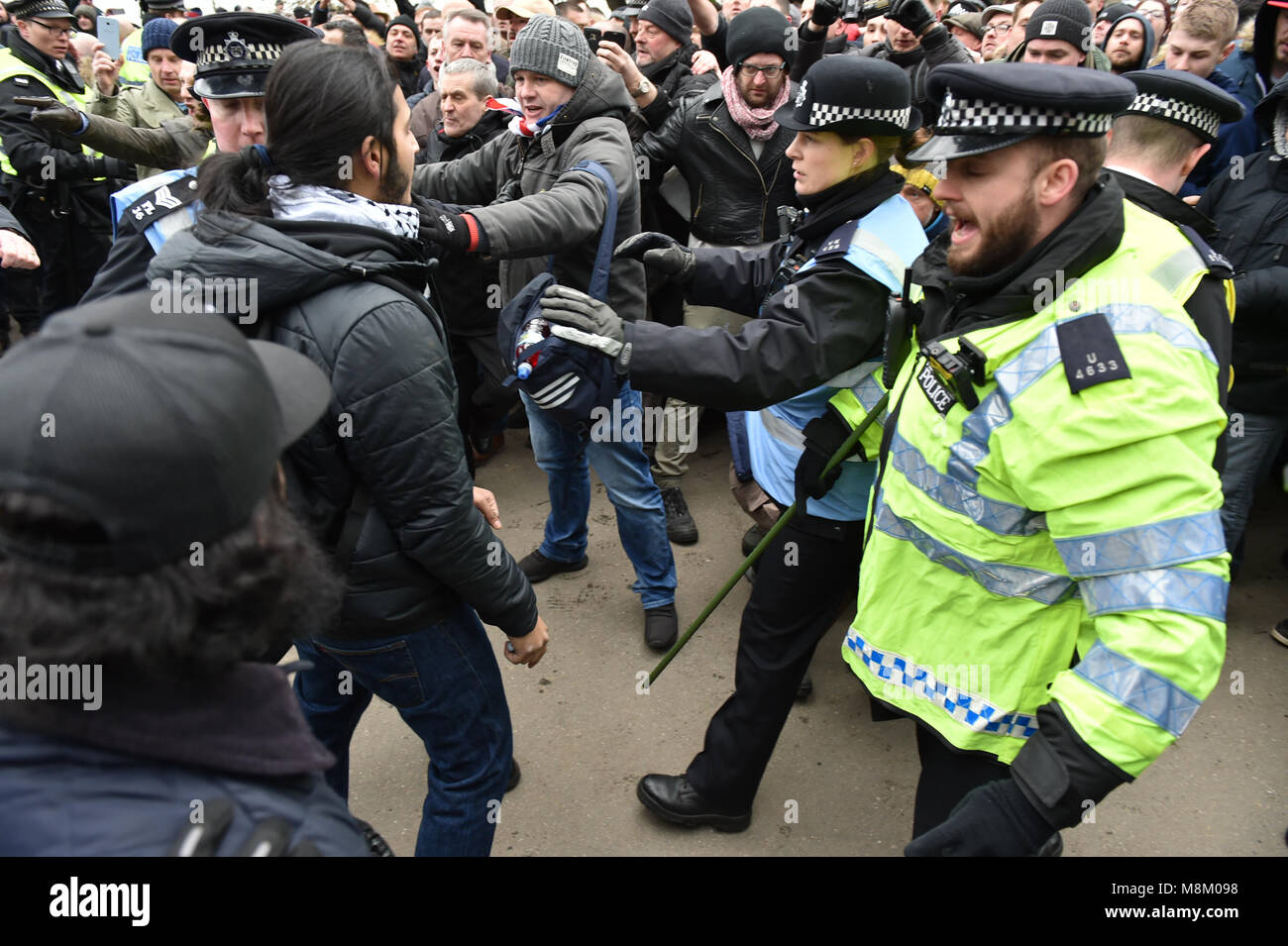 Londres, Royaume-Uni. 18 mars 2018. Stephen Lennon, connu sous le pseudonyme de Tommy Robinson, Haut-parleurs, prononce un discours au coin de Hyde Park. Le groupe Lads Football Alliance (FLA) étaient aussi à l'événement pour montrer leur soutien à Robinson. Crédit : Peter Manning/Alamy Live News Banque D'Images