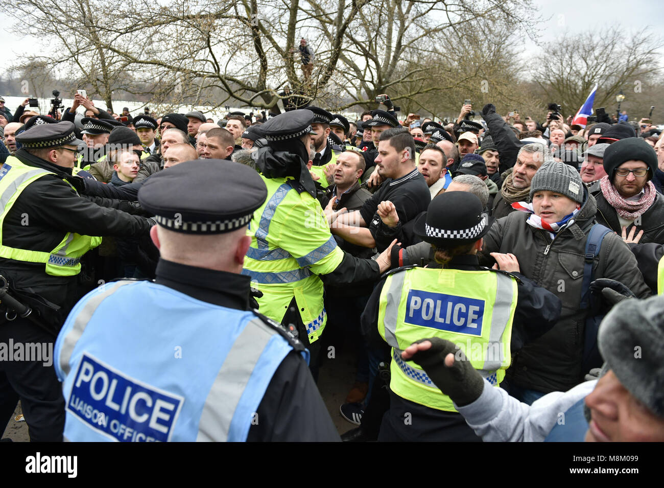 Londres, Royaume-Uni. 18 mars 2018. Stephen Lennon, connu sous le pseudonyme de Tommy Robinson, Haut-parleurs, prononce un discours au coin de Hyde Park. Le groupe Lads Football Alliance (FLA) étaient aussi à l'événement pour montrer leur soutien à Robinson. Crédit : Peter Manning/Alamy Live News Banque D'Images