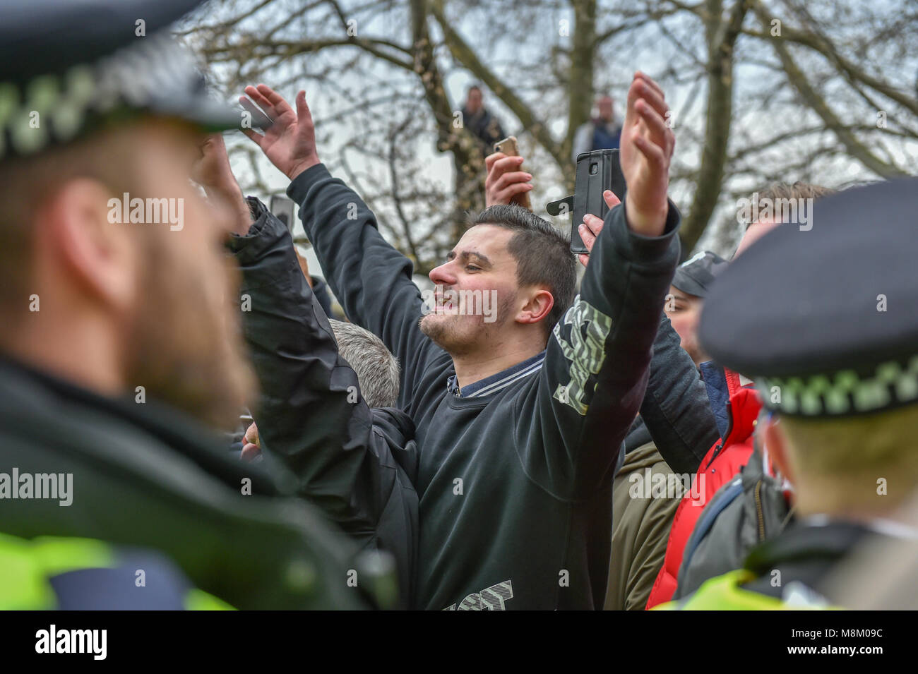 Londres, Royaume-Uni. 18 mars 2018. Stephen Lennon, connu sous le pseudonyme de Tommy Robinson, Haut-parleurs, prononce un discours au coin de Hyde Park. Le groupe Lads Football Alliance (FLA) étaient aussi à l'événement pour montrer leur soutien à Robinson. Crédit : Peter Manning/Alamy Live News Banque D'Images