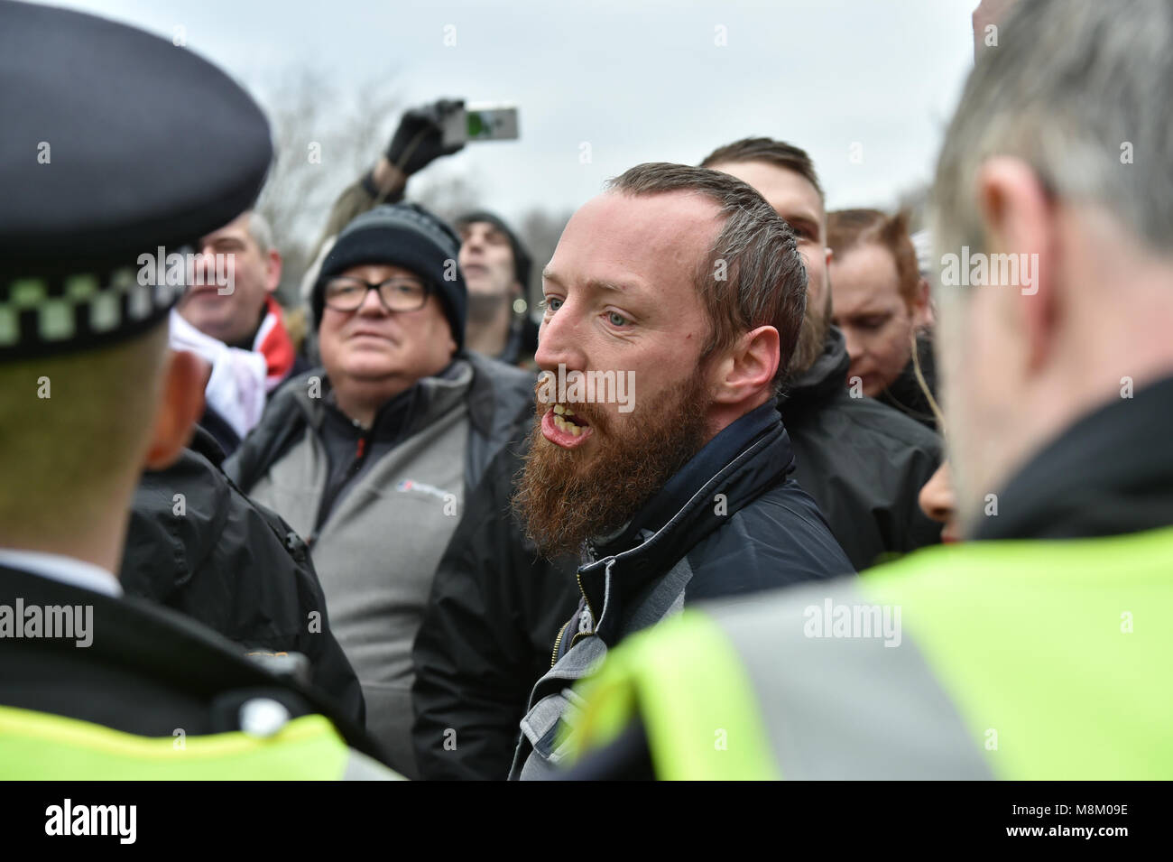 Londres, Royaume-Uni. 18 mars 2018. Stephen Lennon, connu sous le pseudonyme de Tommy Robinson, Haut-parleurs, prononce un discours au coin de Hyde Park. Le groupe Lads Football Alliance (FLA) étaient aussi à l'événement pour montrer leur soutien à Robinson. Crédit : Peter Manning/Alamy Live News Banque D'Images
