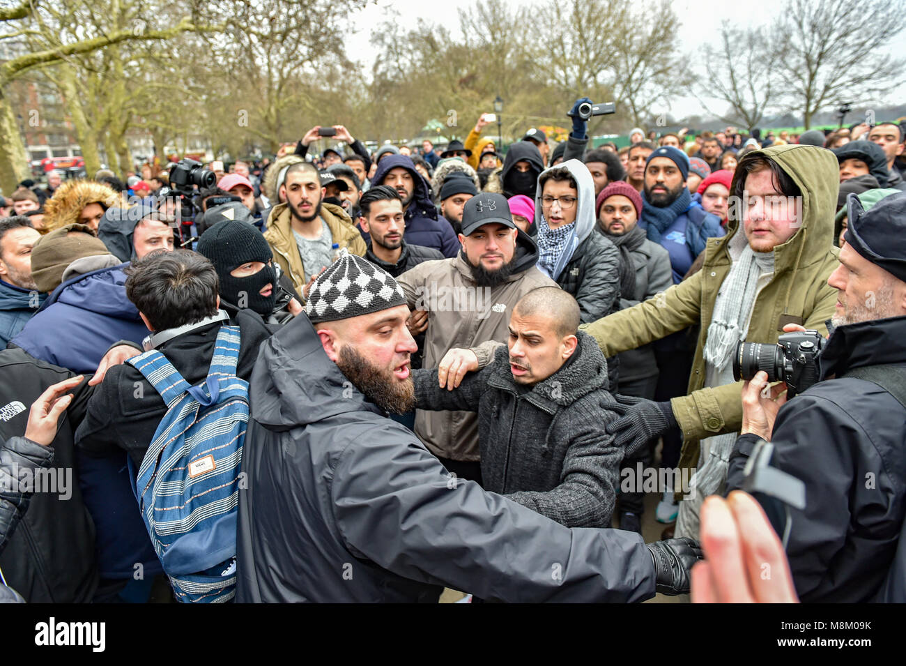 Londres, Royaume-Uni. 18 mars 2018. Stephen Lennon, connu sous le pseudonyme de Tommy Robinson, Haut-parleurs, prononce un discours au coin de Hyde Park. Le groupe Lads Football Alliance (FLA) étaient aussi à l'événement pour montrer leur soutien à Robinson. Crédit : Peter Manning/Alamy Live News Banque D'Images