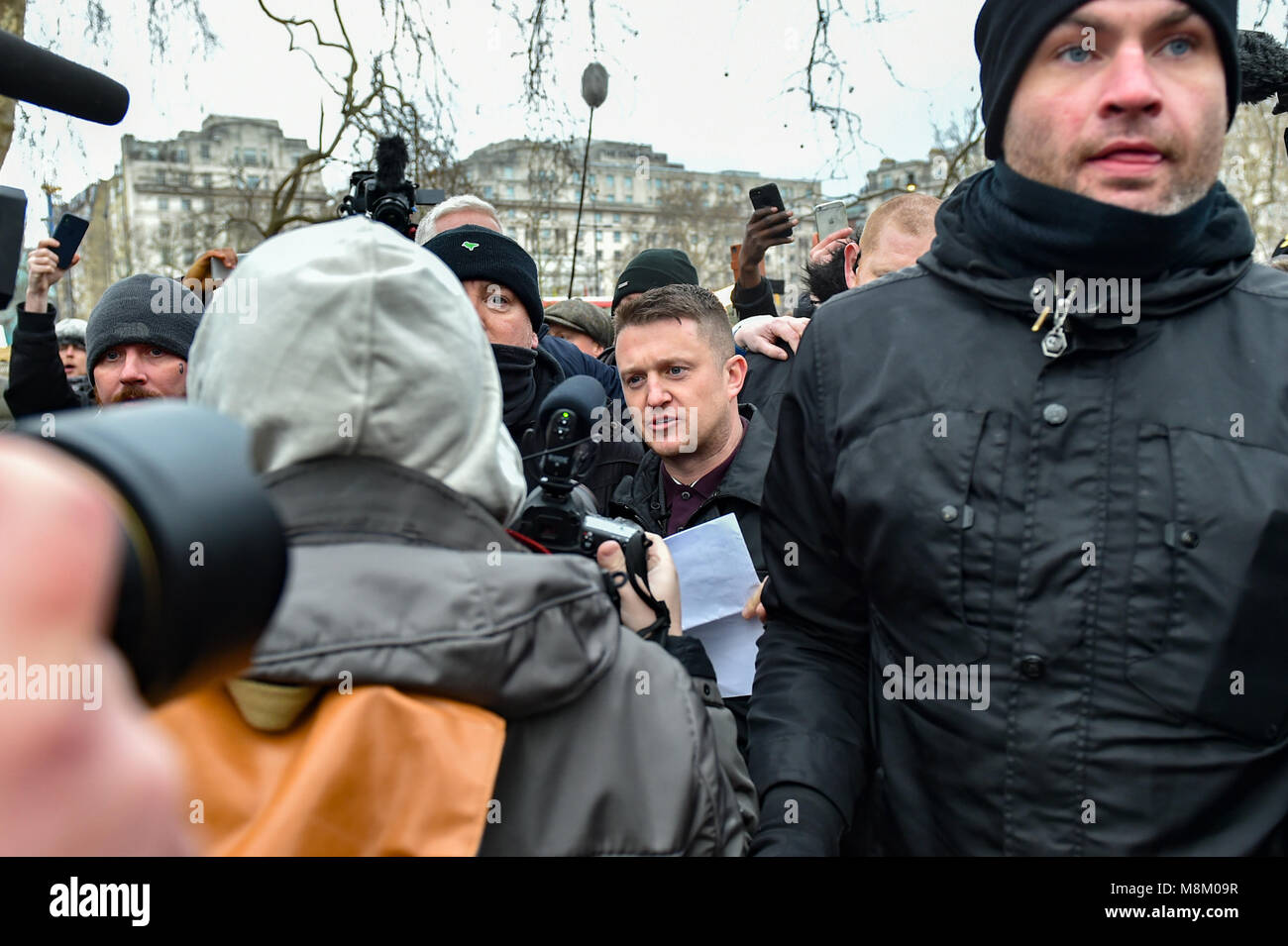 Londres, Royaume-Uni. 18 mars 2018. Stephen Lennon, connu sous le pseudonyme de Tommy Robinson, Haut-parleurs, prononce un discours au coin de Hyde Park. Le groupe Lads Football Alliance (FLA) étaient aussi à l'événement pour montrer leur soutien à Robinson. Crédit : Peter Manning/Alamy Live News Banque D'Images