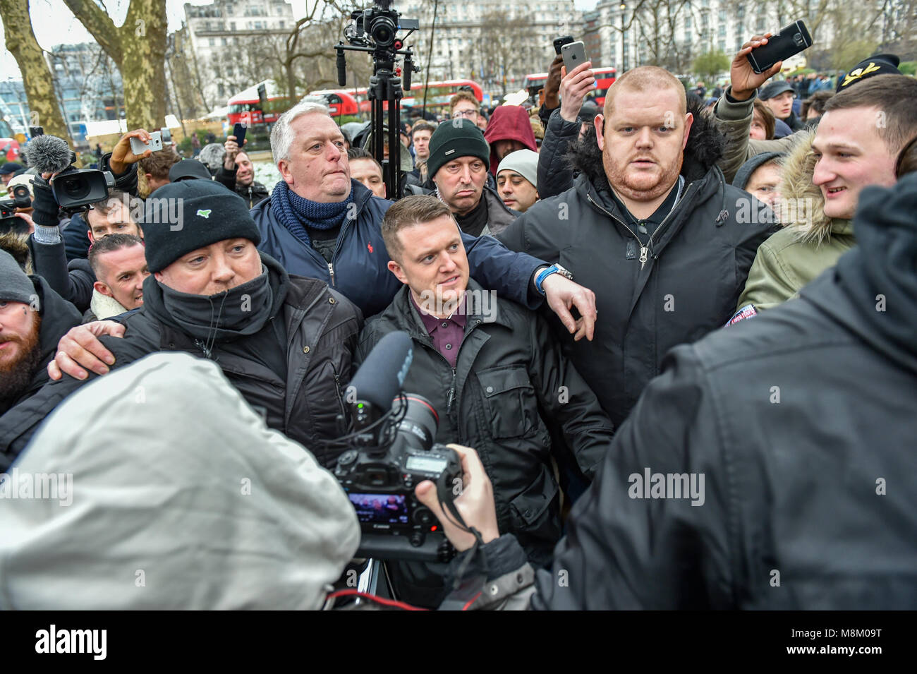 Londres, Royaume-Uni. 18 mars 2018. Stephen Lennon, connu sous le pseudonyme de Tommy Robinson, Haut-parleurs, prononce un discours au coin de Hyde Park. Le groupe Lads Football Alliance (FLA) étaient aussi à l'événement pour montrer leur soutien à Robinson. Crédit : Peter Manning/Alamy Live News Banque D'Images