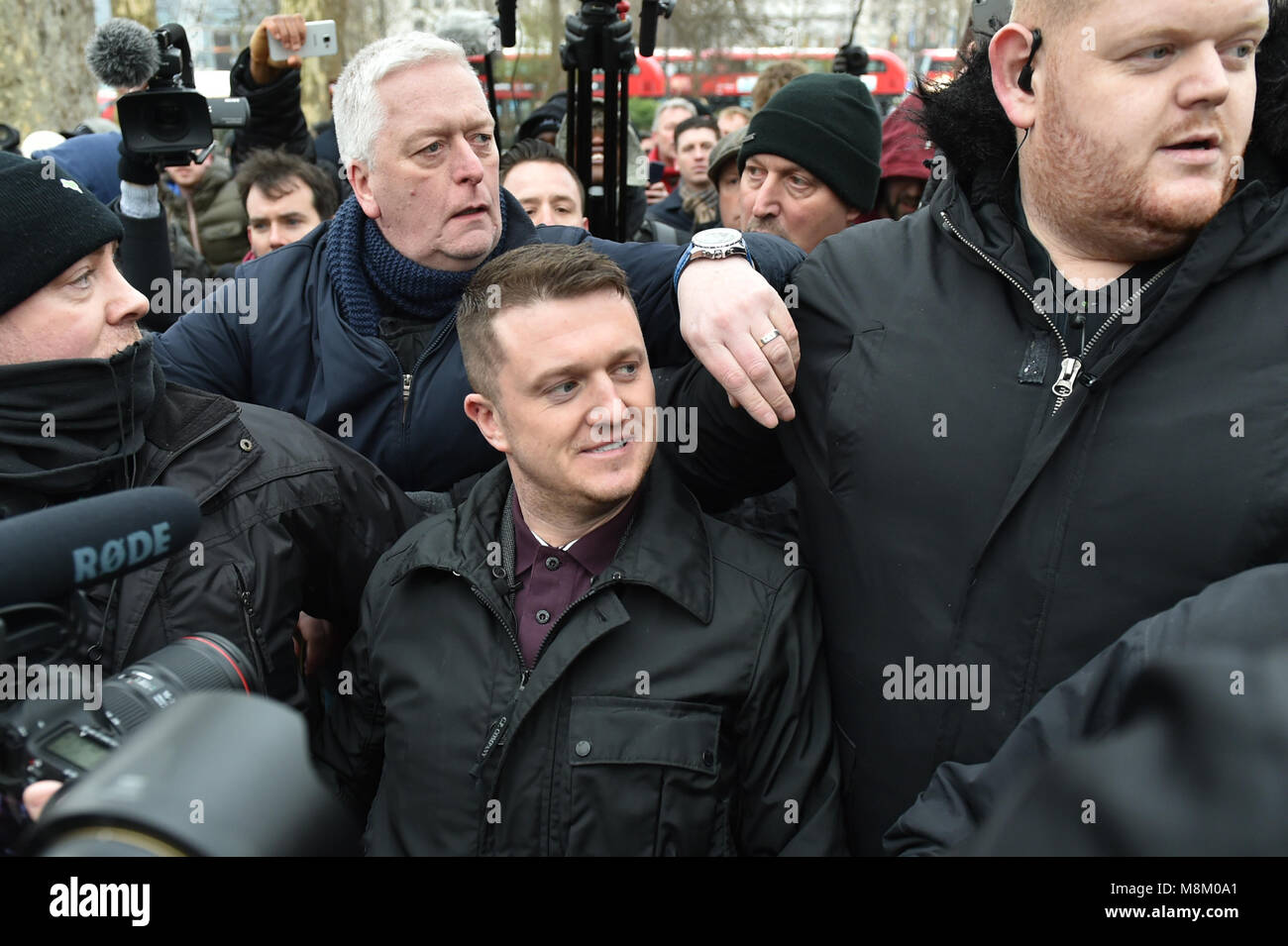 Londres, Royaume-Uni. 18 mars 2018. Stephen Lennon, connu sous le pseudonyme de Tommy Robinson, Haut-parleurs, prononce un discours au coin de Hyde Park. Le groupe Lads Football Alliance (FLA) étaient aussi à l'événement pour montrer leur soutien à Robinson. Crédit : Peter Manning/Alamy Live News Banque D'Images
