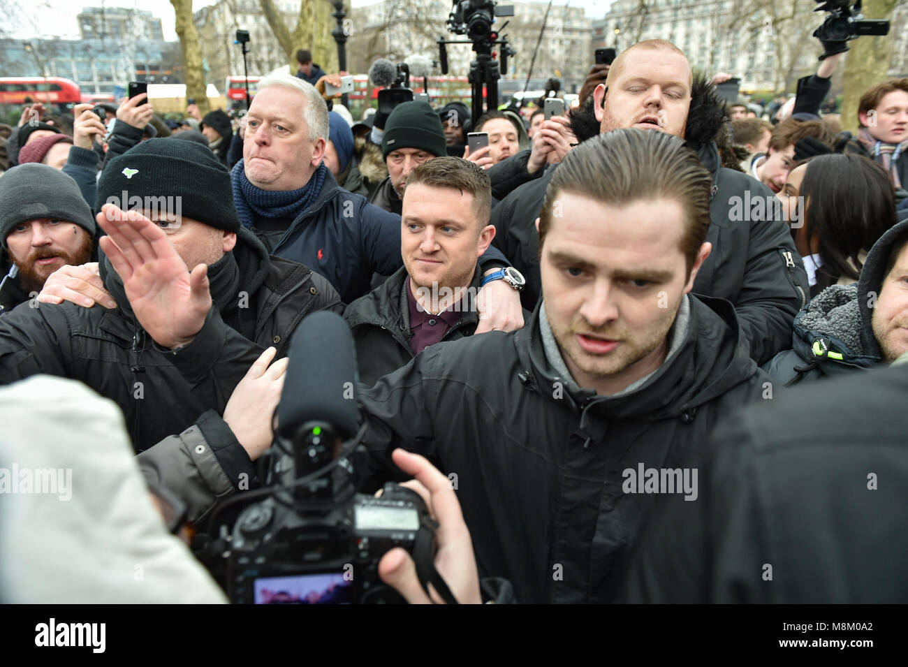 Londres, Royaume-Uni. 18 mars 2018. Stephen Lennon, connu sous le pseudonyme de Tommy Robinson, Haut-parleurs, prononce un discours au coin de Hyde Park. Le groupe Lads Football Alliance (FLA) étaient aussi à l'événement pour montrer leur soutien à Robinson. Crédit : Peter Manning/Alamy Live News Banque D'Images