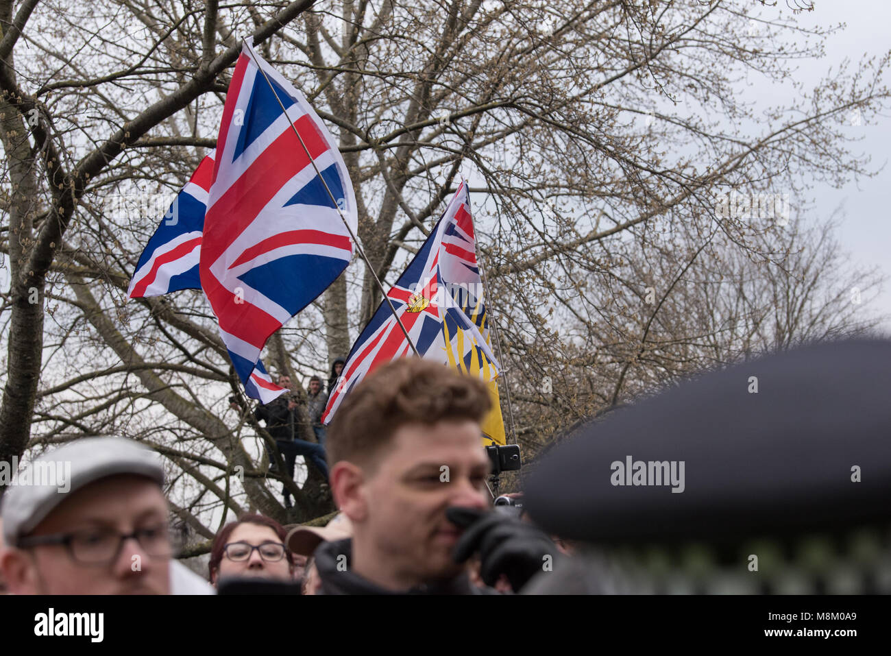 Londres, Royaume-Uni. 18 mars 2018. Stephen Lennon, connu sous le pseudonyme de Tommy Robinson, Haut-parleurs, prononce un discours au coin de Hyde Park. Le groupe Lads Football Alliance (FLA) étaient aussi à l'événement pour montrer leur soutien à Robinson. Crédit : Peter Manning/Alamy Live News Banque D'Images
