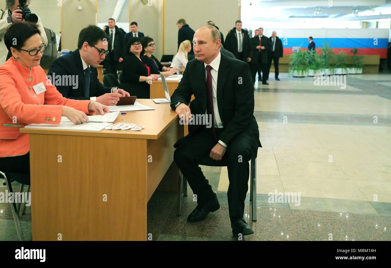 Le président russe Vladimir Poutine au bureau de vote n° 2151 pour voter aux élections présidentielles le 18 mars 2018 à Moscou, Russie. Banque D'Images