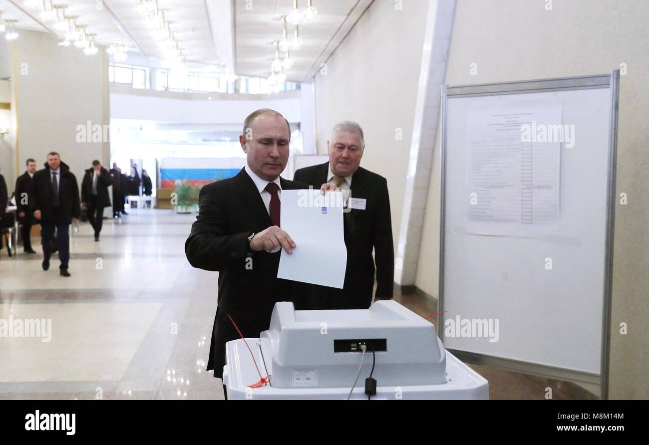 Le président russe Vladimir Poutine jette son vote dans les élections présidentielles au bureau de vote n° 2151, 18 mars 2018 à Moscou, Russie. Banque D'Images