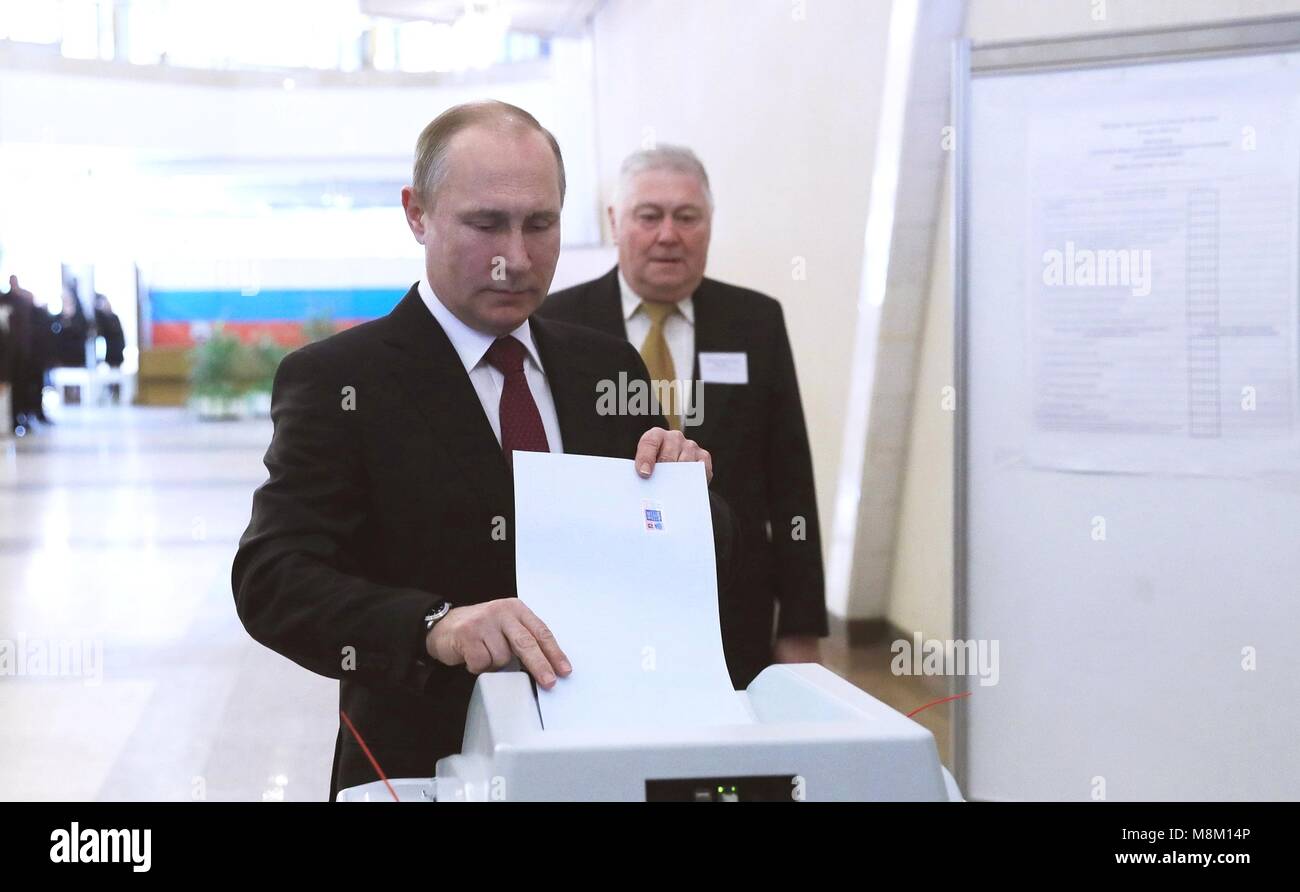 Le président russe Vladimir Poutine jette son vote dans les élections présidentielles au bureau de vote n° 2151, 18 mars 2018 à Moscou, Russie. Banque D'Images