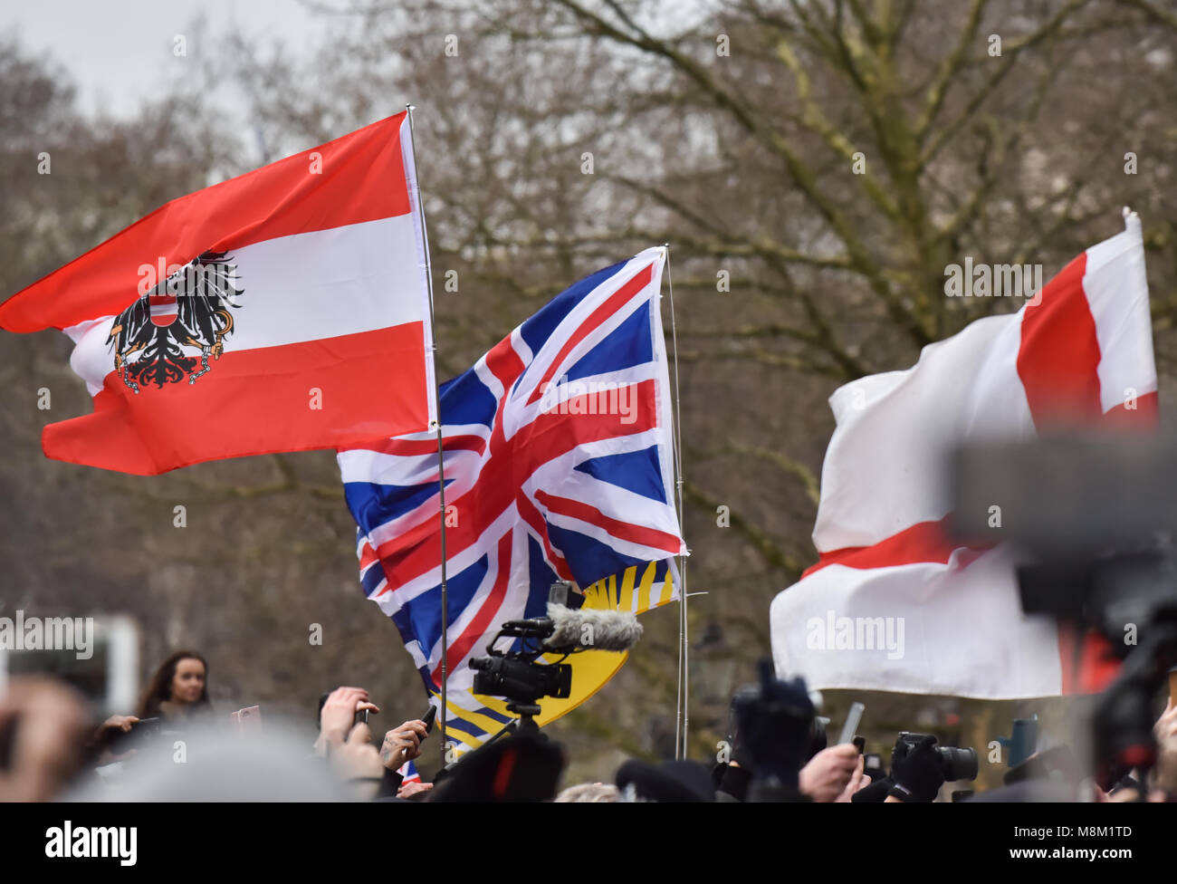 Speakers Corner, London, UK. 18 mars 2018. Tommy Robinson apparaît à Speakers Corner. Un groupe de contre s'occupe. Crédit : Matthieu Chattle/Alamy Live News Banque D'Images