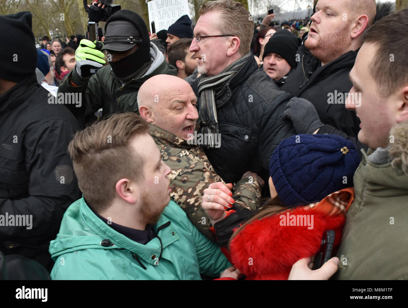 Speakers Corner, London, UK. 18 mars 2018. Kevin Carroll (au centre, en haut). Tommy Robinson apparaît à Speakers Corner. Un groupe de contre s'occupe. Crédit : Matthieu Chattle/Alamy Live News Banque D'Images