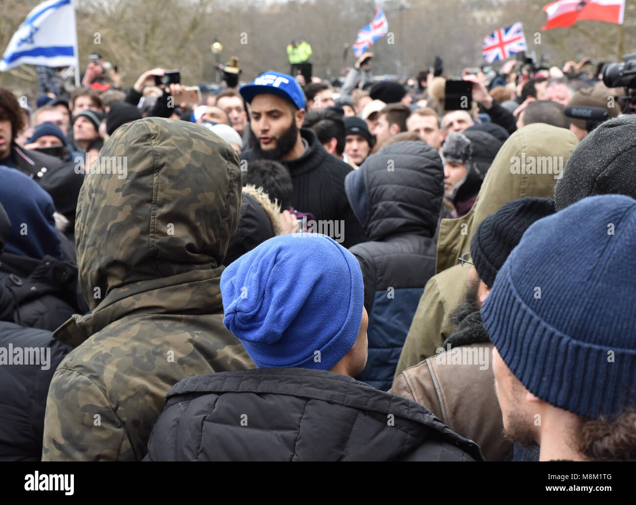Speakers Corner, London, UK. 18 mars 2018. Tommy Robinson apparaît à Speakers Corner. Un groupe de contre s'occupe. Crédit : Matthieu Chattle/Alamy Live News Banque D'Images