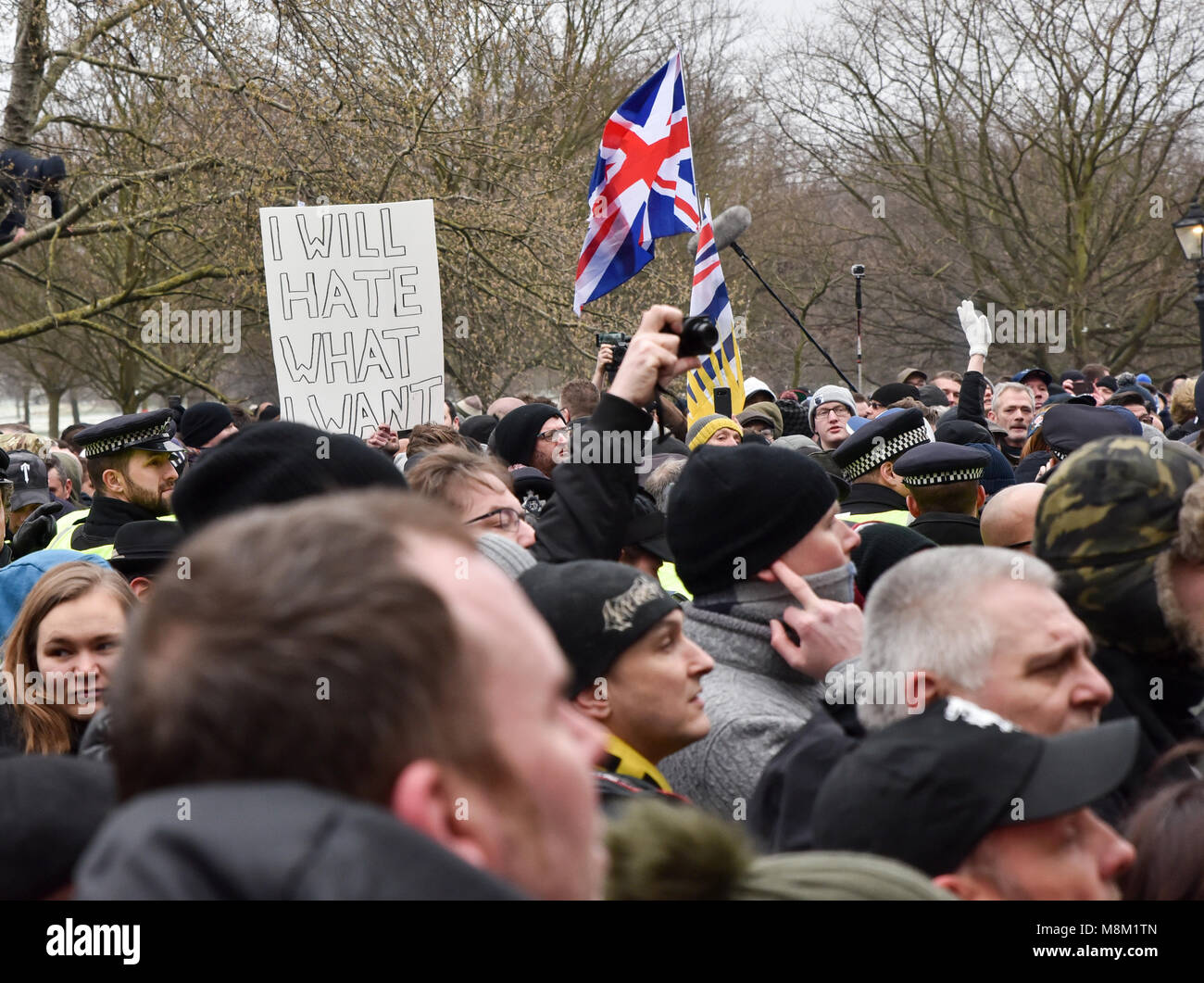 Speakers Corner, London, UK. 18 mars 2018. Tommy Robinson apparaît à Speakers Corner. Un groupe de contre s'occupe. Crédit : Matthieu Chattle/Alamy Live News Banque D'Images