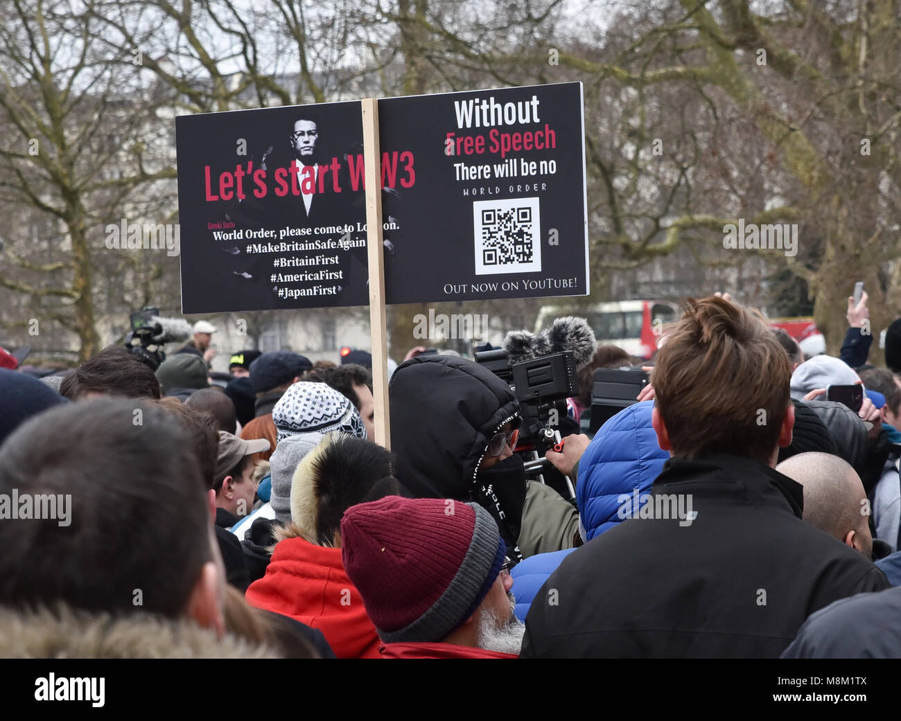 Speakers Corner, London, UK. 18 mars 2018. Tommy Robinson apparaît à Speakers Corner. Un groupe de contre s'occupe. Crédit : Matthieu Chattle/Alamy Live News Banque D'Images
