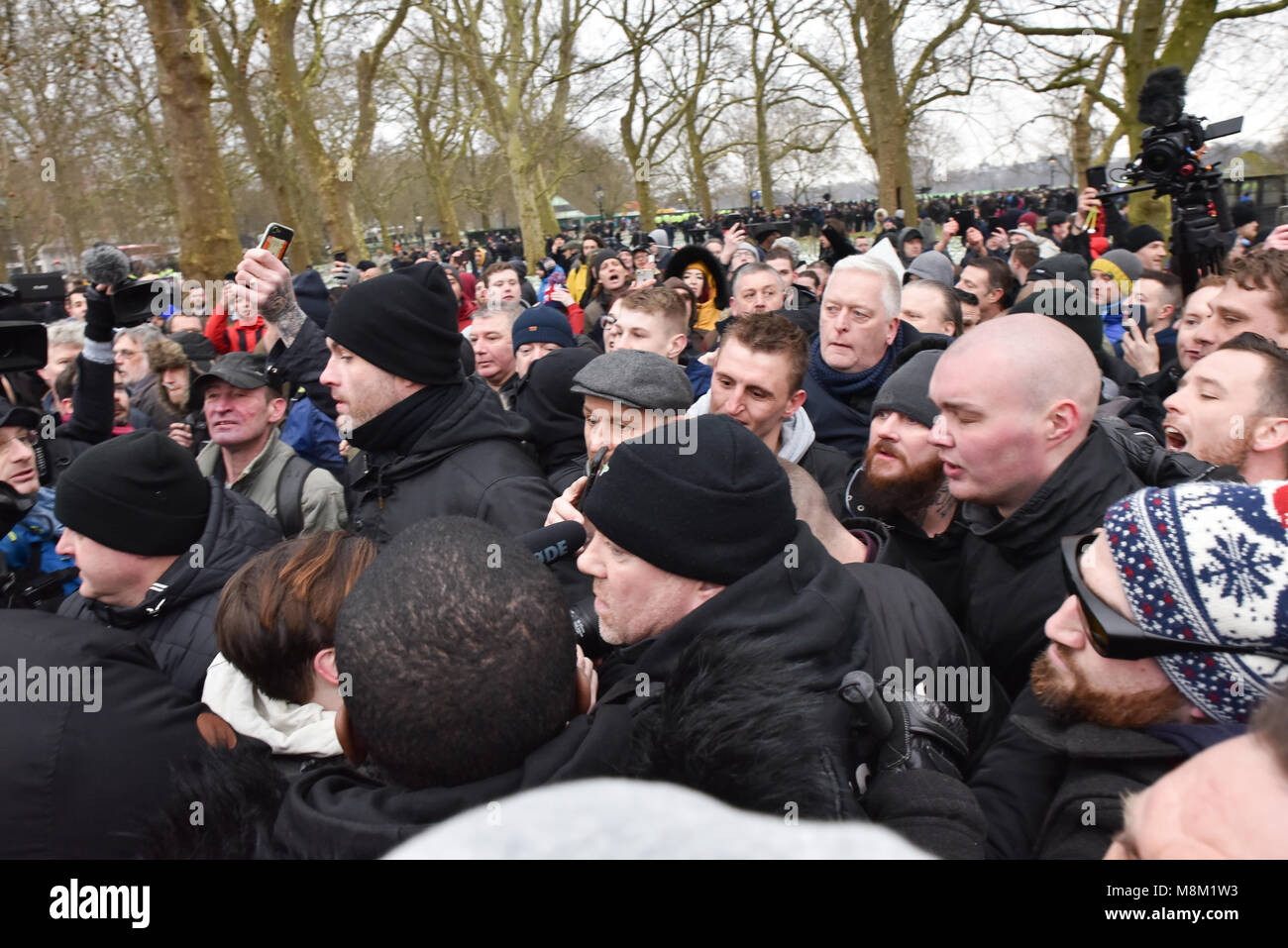 Speakers Corner, London, UK. 18 mars 2018. Tommy Robinson apparaît à Speakers Corner. Un groupe de contre s'occupe. Crédit : Matthieu Chattle/Alamy Live News Banque D'Images