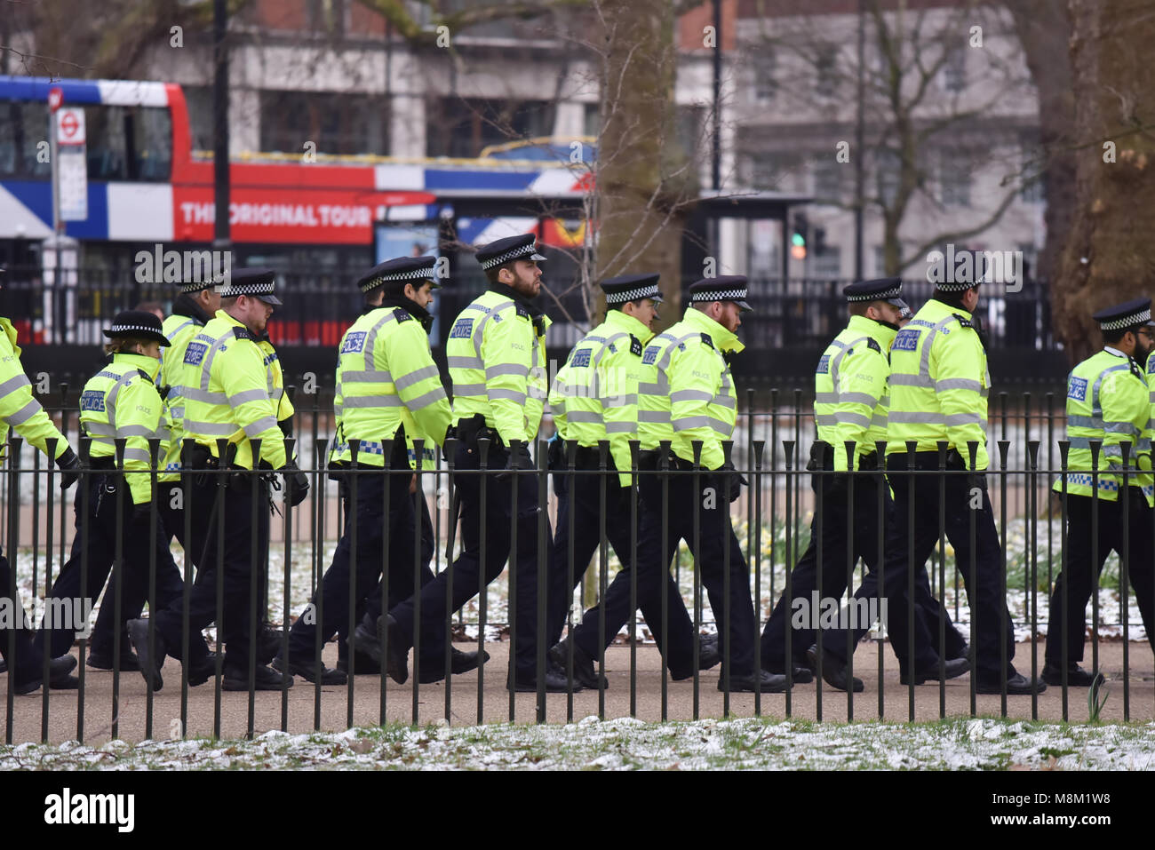 Speakers Corner, London, UK. 18 mars 2018. Tommy Robinson apparaît à Speakers Corner. Un groupe de contre s'occupe. Crédit : Matthieu Chattle/Alamy Live News Banque D'Images