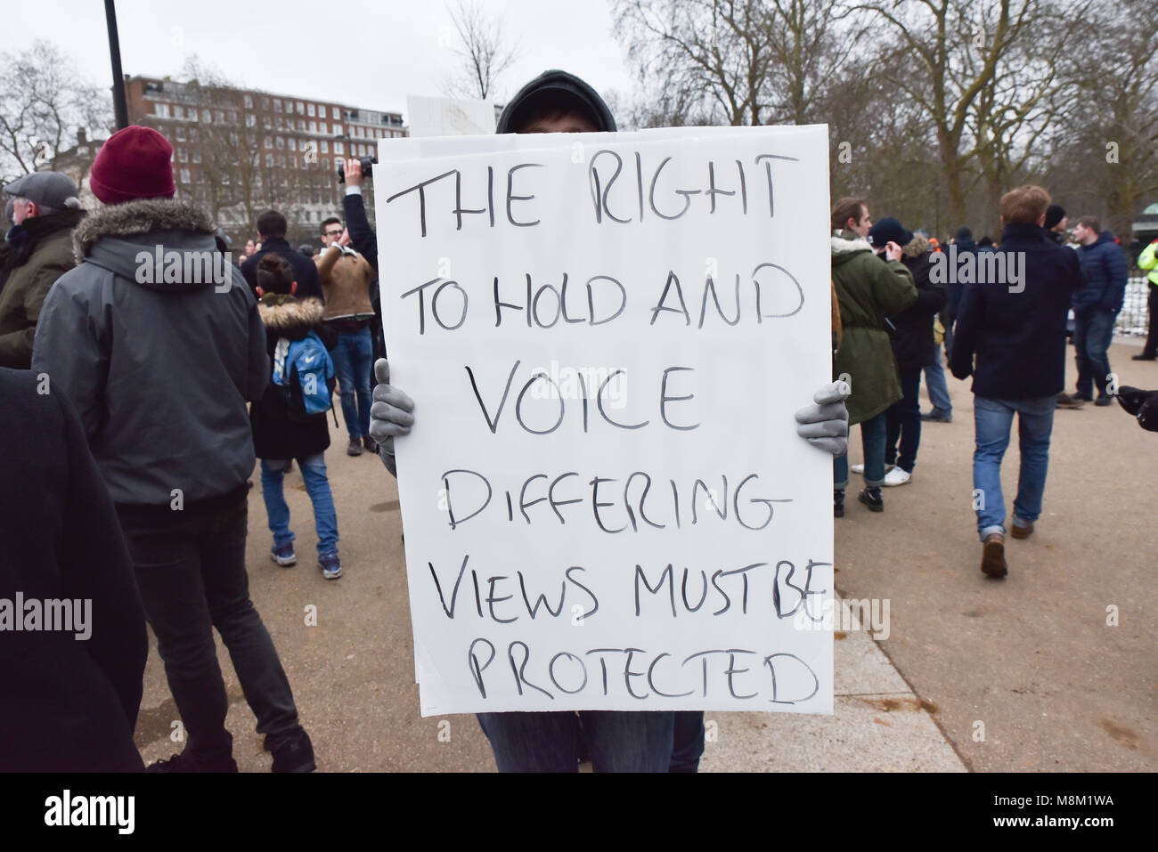 Speakers Corner, London, UK. 18 mars 2018. Tommy Robinson apparaît à Speakers Corner. Un groupe de contre s'occupe. Crédit : Matthieu Chattle/Alamy Live News Banque D'Images