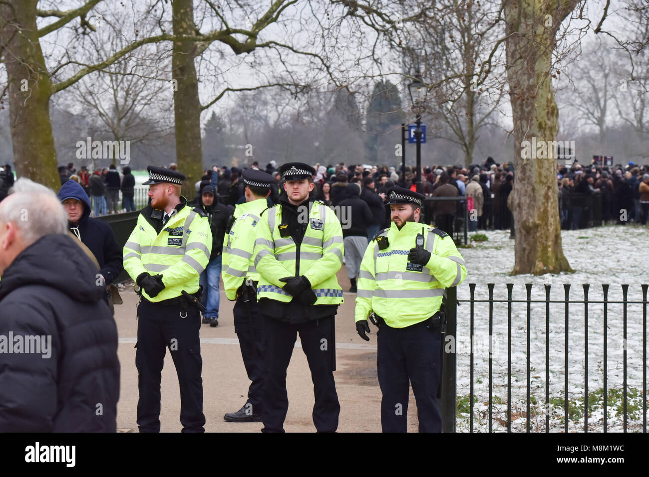 Speakers Corner, London, UK. 18 mars 2018. Tommy Robinson apparaît à Speakers Corner. Un groupe de contre s'occupe. Crédit : Matthieu Chattle/Alamy Live News Banque D'Images
