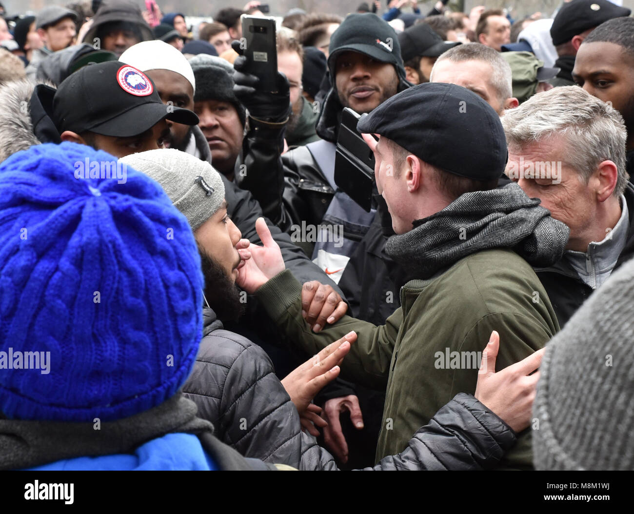 Speakers Corner, London, UK. 18 mars 2018. Tommy Robinson apparaît à Speakers Corner. Un groupe de contre s'occupe. Crédit : Matthieu Chattle/Alamy Live News Banque D'Images