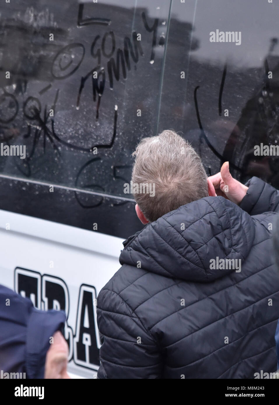 Speakers Corner, London, UK. 18 mars 2018. Tommy Robinson apparaît à Speakers Corner. Un groupe de contre s'occupe. Crédit : Matthieu Chattle/Alamy Live News Banque D'Images