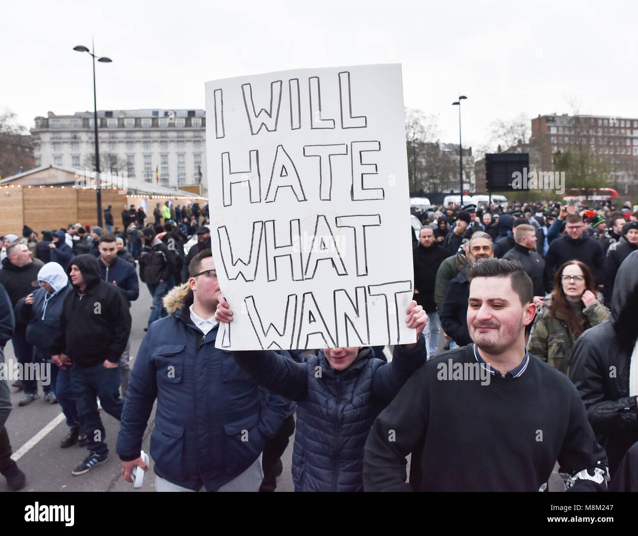 Speakers Corner, London, UK. 18 mars 2018. Tommy Robinson apparaît à Speakers Corner. Un groupe de contre s'occupe. Crédit : Matthieu Chattle/Alamy Live News Banque D'Images