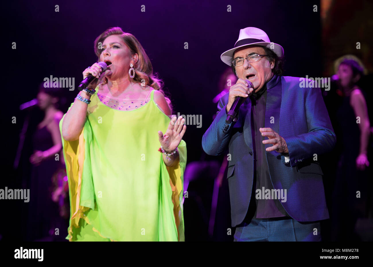 18 mars 2018, l'Allemagne, Hambourg : Le duo pop-italien Al Bano et Romina Power apparaissant dans une salle de sport à Hambourg afin de commencer leur tournée d'adieux. Photo : Daniel Reinhardt/dpa Banque D'Images