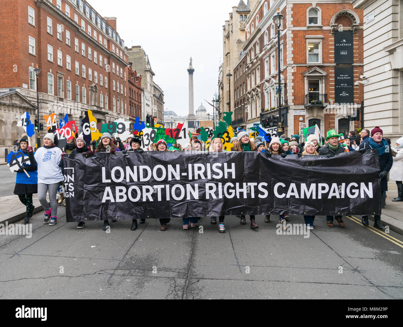 Londres, Royaume-Uni. 18 mars 2018. Les femmes marcher avec un gros bandeau noir 'London - Campagne pour le droit à l'avortement irlandais', St Patrick's parade à Londres. Credit : AndKa/Alamy Live News Banque D'Images