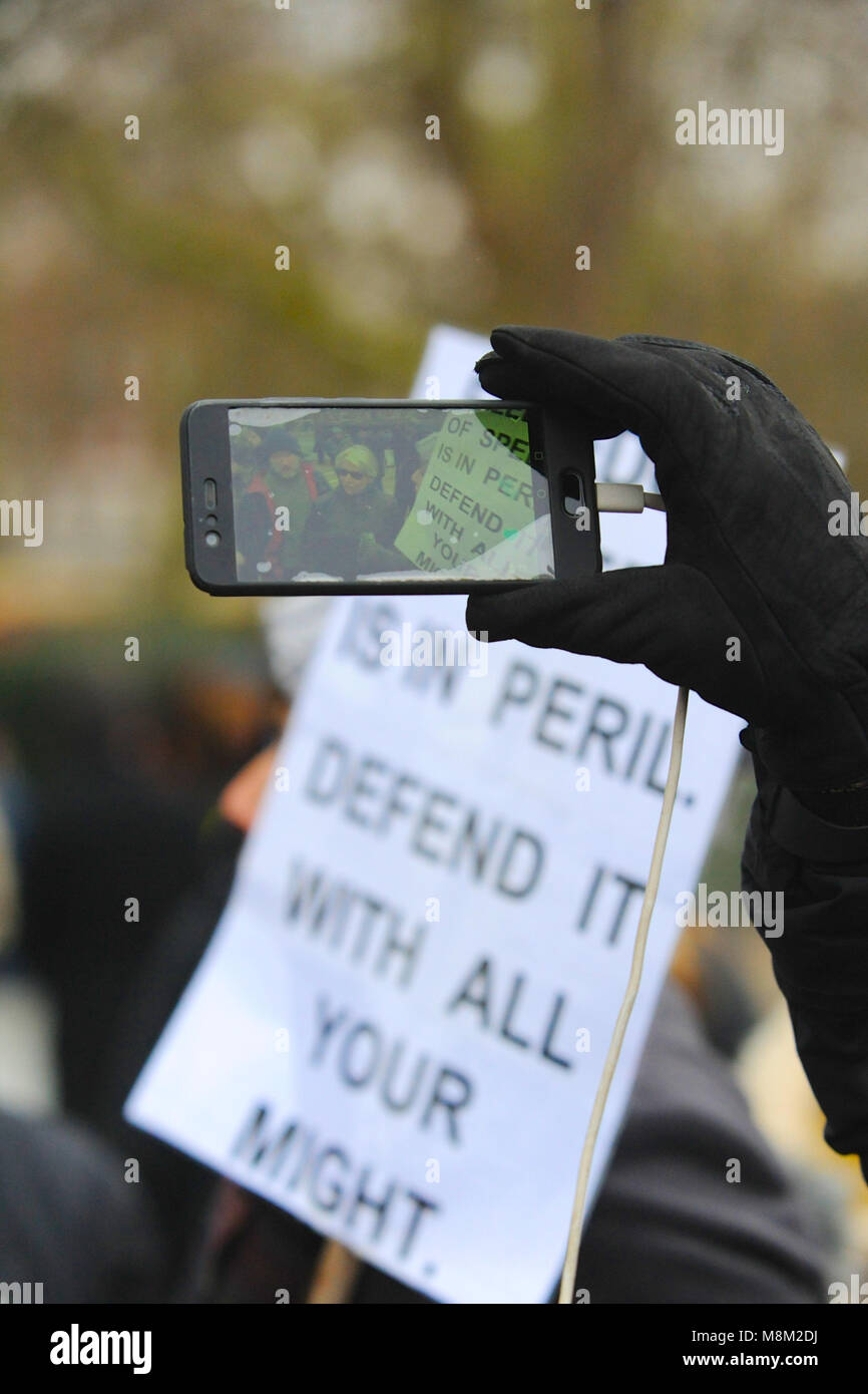 Londres, Royaume-Uni. 18 mars, 2018. Filmer les gens à parler des nationalistes Speakers Corner avant l'arrivée de Tommy Robinson (militant politique et co-fondateur, ancien porte-parole et chef de l'English Defense League - EDL), Hyde Park, Londres, Royaume-Uni. Crédit : Michael Preston/Alamy Live News Banque D'Images