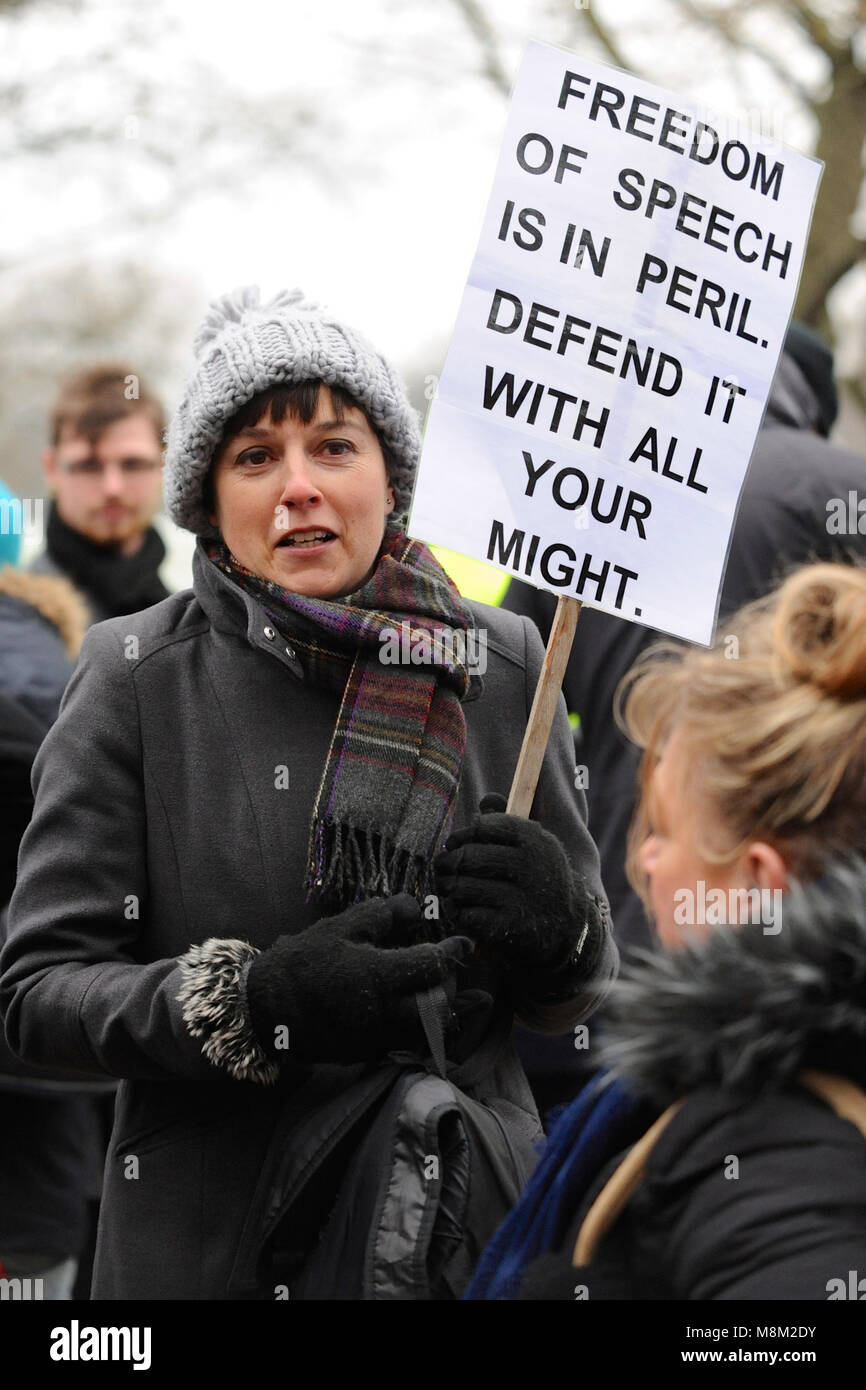 Londres, Royaume-Uni. 18 mars, 2018. Des manifestants nationalistes au Speakers Corner avant l'arrivée de Tommy Robinson (militant politique et co-fondateur, ancien porte-parole et chef de l'English Defense League - EDL), Hyde Park, Londres, Royaume-Uni. Crédit : Michael Preston/Alamy Live News Banque D'Images