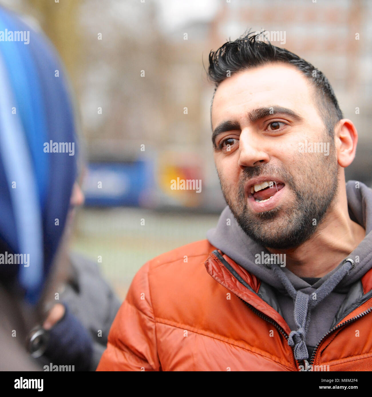 Londres, Royaume-Uni. 18 mars, 2018. Un jeune musulman se disputer avec manifestants nationalistes au Speakers Corner avant l'arrivée de Tommy Robinson (militant politique et co-fondateur, ancien porte-parole et chef de l'English Defense League - EDL), Hyde Park, Londres, Royaume-Uni. Crédit : Michael Preston/Alamy Live News Banque D'Images