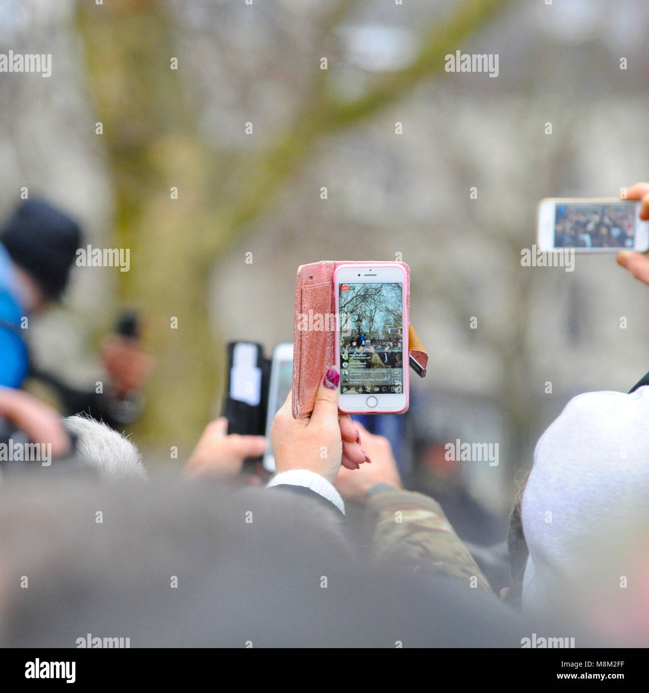 Londres, Royaume-Uni. 18 mars, 2018. Des manifestants nationalistes de la tentative de film Tommy Robinson (militant politique et co-fondateur, ancien porte-parole et chef de l'English Defense League - EDL), comme il parle au Speakers Corner, Hyde Park, Londres, Royaume-Uni. Le coin était très dense avec plusieurs centaines de personnes ce qui signifiait qu'il était pratiquement impossible pour la grande majorité des gens pour le voir ou entendre ce qu'il disait. Crédit : Michael Preston/Alamy Live News Banque D'Images