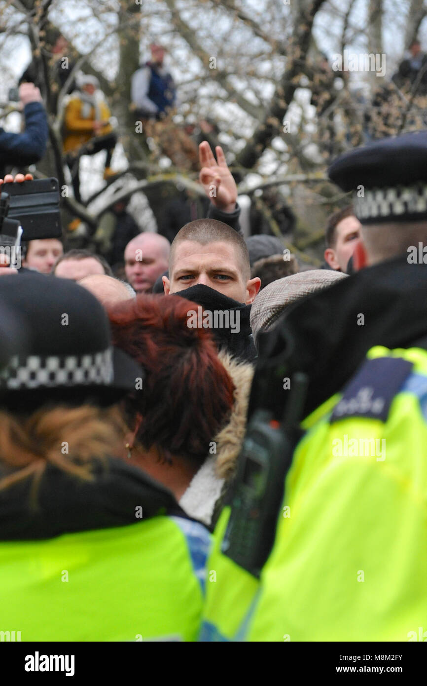 Londres, Royaume-Uni. 18 mars, 2018. Un démonstrateur nationaliste me donner la proverbiale '000 Yard Stare' de derrière les lignes de police à espace conférenciers avant l'arrivée de Tommy Robinson (militant politique et co-fondateur, ancien porte-parole et chef de l'English Defense League - EDL), Hyde Park, Londres, Royaume-Uni. Le coin était très dense avec plusieurs centaines de personnes ce qui signifiait qu'il était pratiquement impossible pour la grande majorité des gens pour le voir ou entendre ce qu'il disait. Crédit : Michael Preston/Alamy Live News Banque D'Images