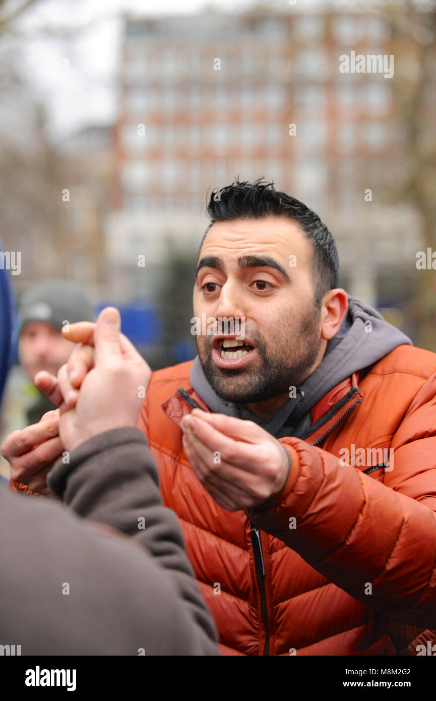 Londres, Royaume-Uni. 18 mars, 2018. Un jeune musulman se disputer avec manifestants nationalistes au Speakers Corner avant l'arrivée de Tommy Robinson (militant politique et co-fondateur, ancien porte-parole et chef de l'English Defense League - EDL), Hyde Park, Londres, Royaume-Uni. Crédit : Michael Preston/Alamy Live News Banque D'Images