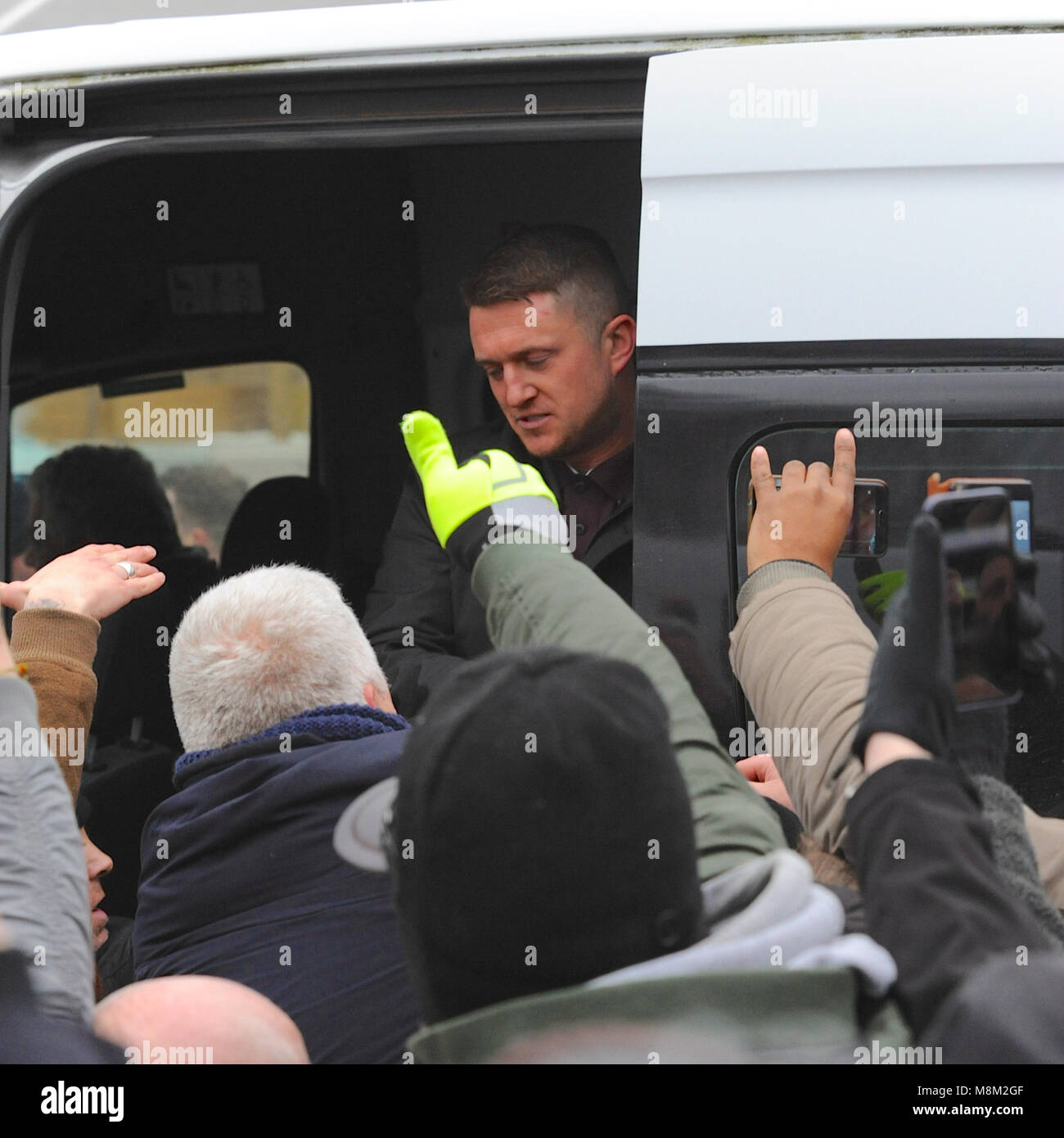 Londres, Royaume-Uni. 18 mars, 2018. Signes nationalistes giving Thumbs up et les cris d'approbation, comme Tommy Robinson (militant politique et co-fondateur, ancien porte-parole et chef de l'English Defense League - EDL) est s'activait dans un van après avoir parlé brièvement au Speakers Corner, Hyde Park, Londres, Royaume-Uni. Robinson parle brièvement pour environ 15 minutes, mais le coin était si dense avec des gens qu'il était pratiquement impossible pour la grande majorité des gens pour le voir ou entendre ce qu'il disait. Crédit : Michael Preston/Alamy Live News Banque D'Images
