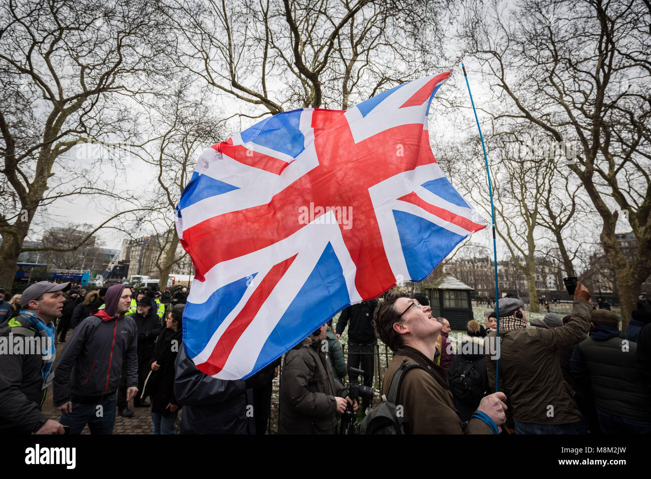 Londres, Royaume-Uni. 18 mars, 2018. Des centaines se rassemblent à Speakers' Corner, Hyde Park en attente d'entendre un discours écrit par génération d'identité Martin Sellner, prononcé par l'ancien leader de l'EDL Tommy Robinson. Crédit : Guy Josse/Alamy Live News Banque D'Images