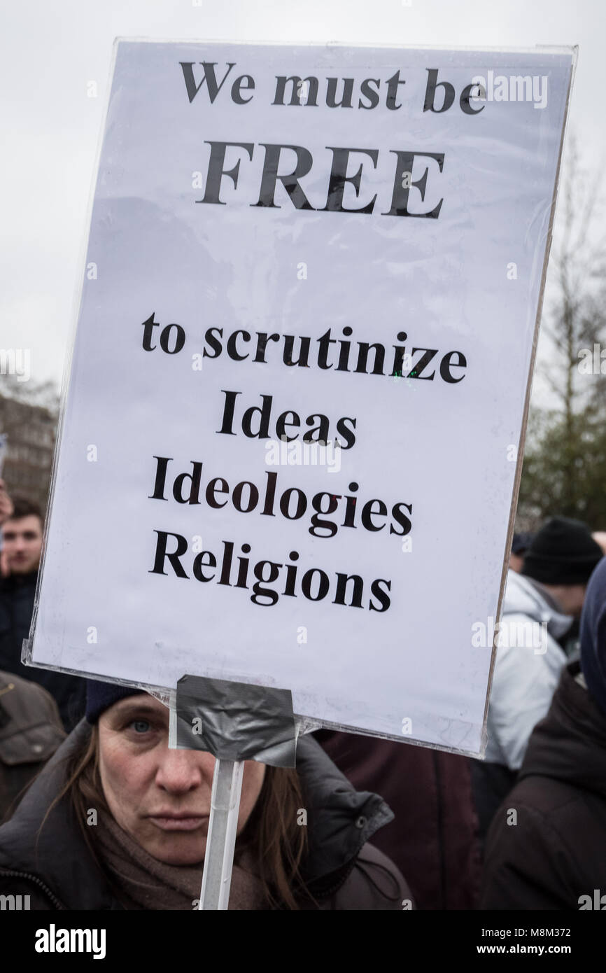 Londres, Royaume-Uni. 18 mars, 2018. Des centaines se rassemblent à Speakers' Corner, Hyde Park en attente d'entendre un discours écrit par génération d'identité Martin Sellner, prononcé par l'ancien leader de l'EDL Tommy Robinson. Crédit : Guy Josse/Alamy Live News Banque D'Images