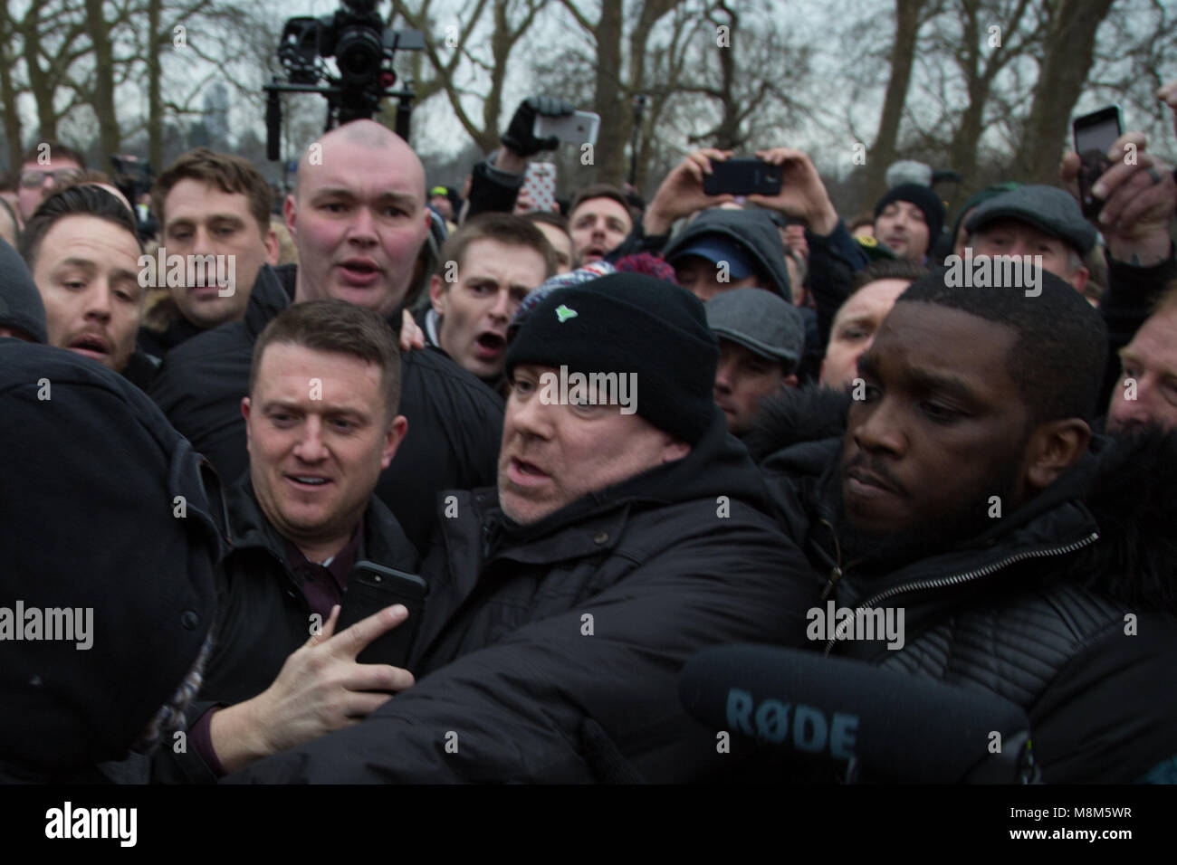 London UK 18 mars 2018 Tommy Robinson est escorté hors de Speakers Corner à Hyde Park. Credit : Thabo Jaiyesimi/Alamy Live News Banque D'Images