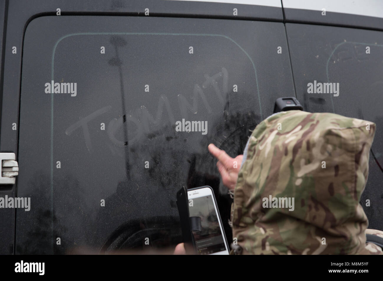 London UK 18 Mars 2018 Un homme écrit Tommy Robinson nom sur un van fenêtre. Credit : Thabo Jaiyesimi/Alamy Live News Banque D'Images