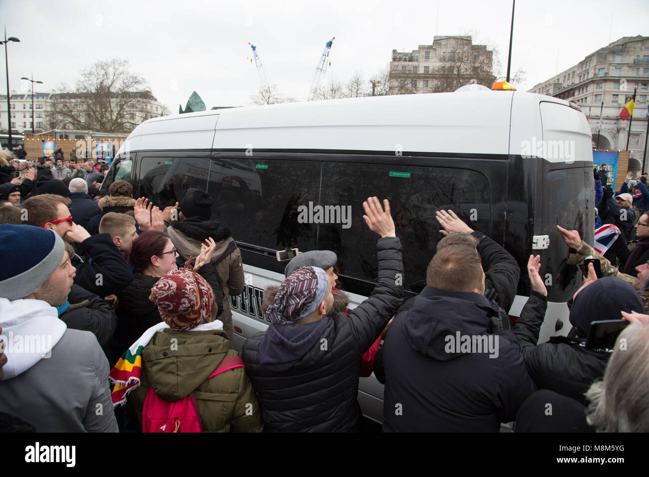 London UK 18 Mars 2018 Les partisans de Tommy Robinson se réunir autour d'un van realiser l'activiste politique. Credit : Thabo Jaiyesimi/Alamy Live News Banque D'Images
