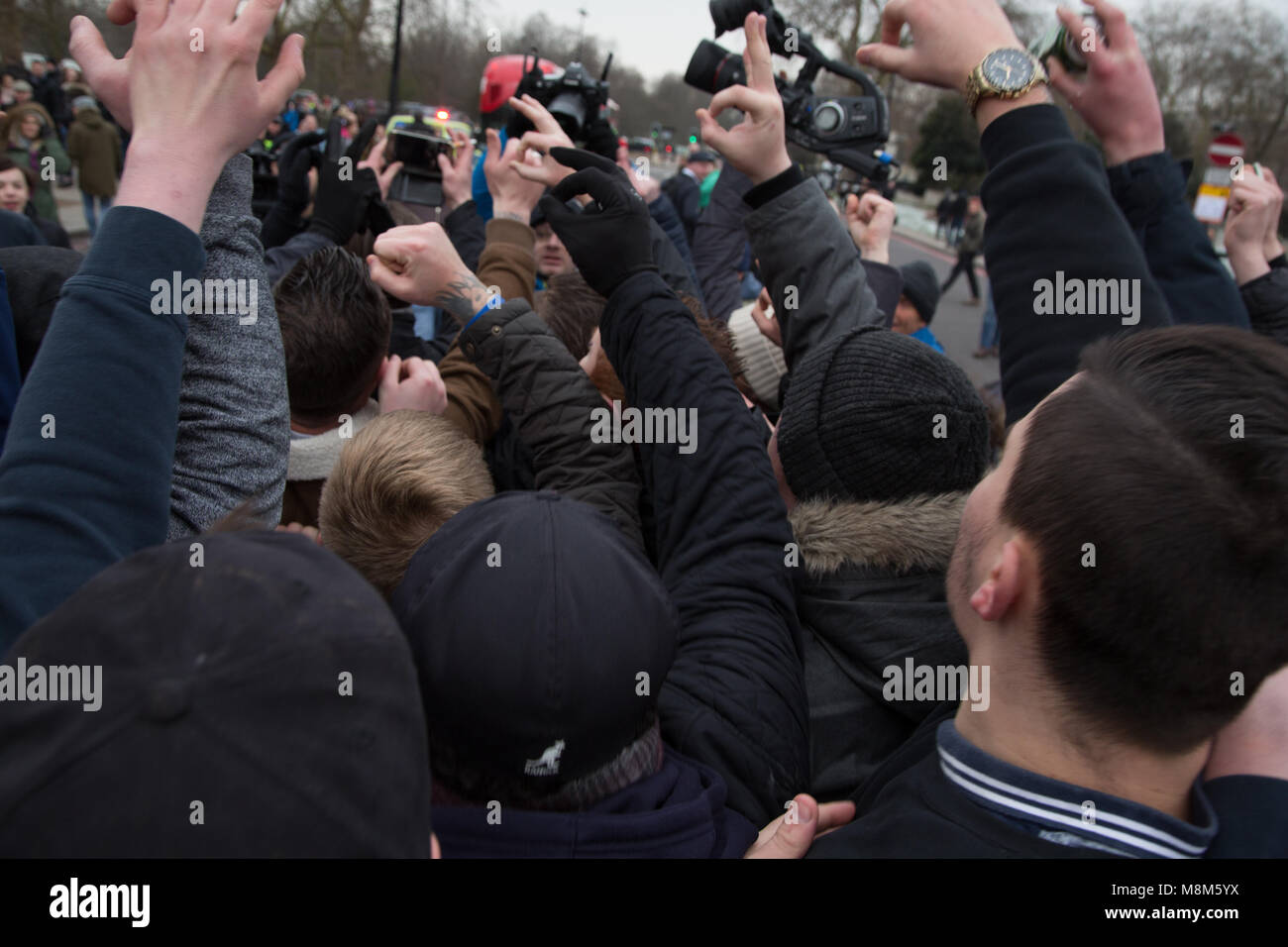 London UK 18 Mars 2018 Les partisans de Tommy Robinson soulever thire en mains Espace conférenciers dans le centre de Londres. Credit : Thabo Jaiyesimi/Alamy Live News Banque D'Images
