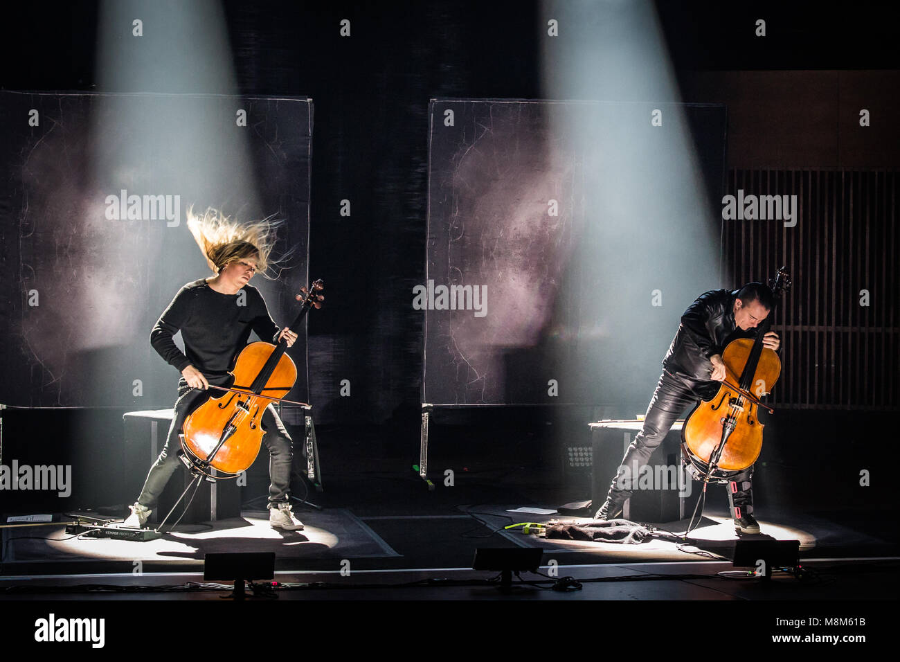 Copenhague, Danemark. 18 Mar, 2018. Le violoncelle finlandais Apocalyptica effectue un concert live at DR Koncerthuset à Copenhague. Ici la violoncelliste et musicien symphonique Eicca Toppinen (L) est vu sur scène avec Paavo Lötjönen (R). (Photo crédit : Gonzales Photo - Thomas Rasmussen). Gonzales : Crédit Photo/Alamy Live News Banque D'Images